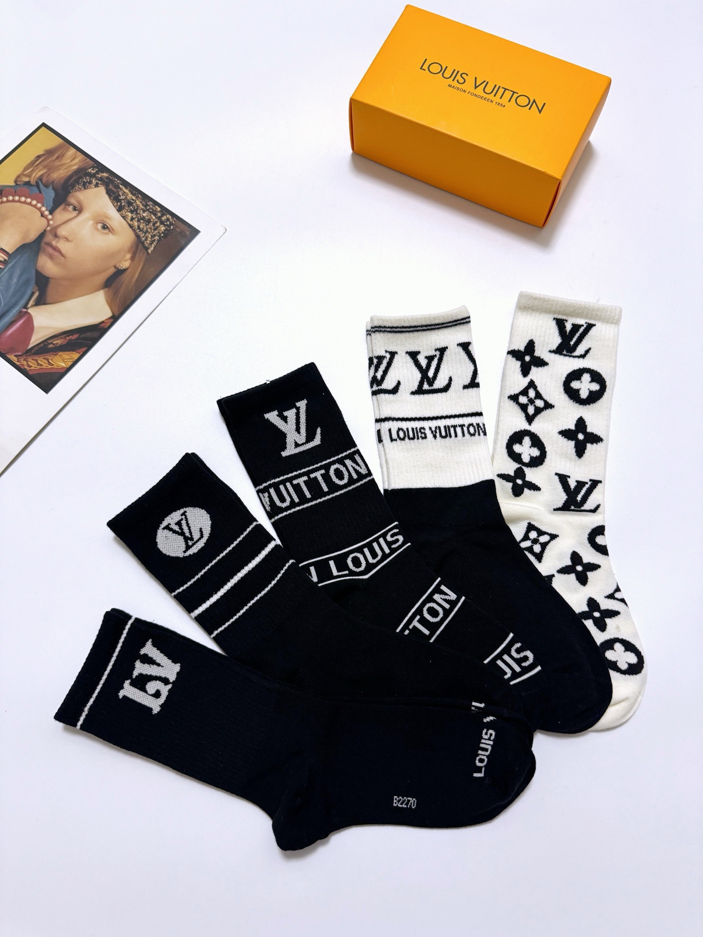 配包装🌟【一盒5 双】 🌟LV 路易威登 经典字母logo 纯棉中筒袜 ，ins超火爆纯棉小腿袜，纯棉面