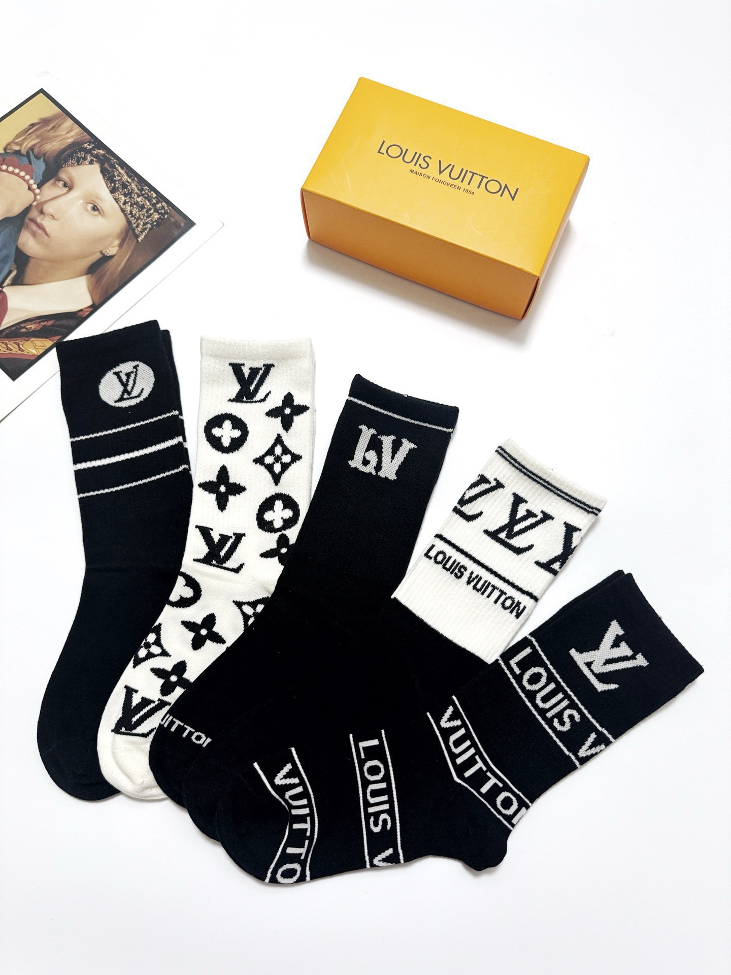 配包装🌟【一盒5 双】 🌟LV 路易威登 经典字母logo 纯棉中筒袜 ，ins超火爆纯棉小腿袜，纯棉面