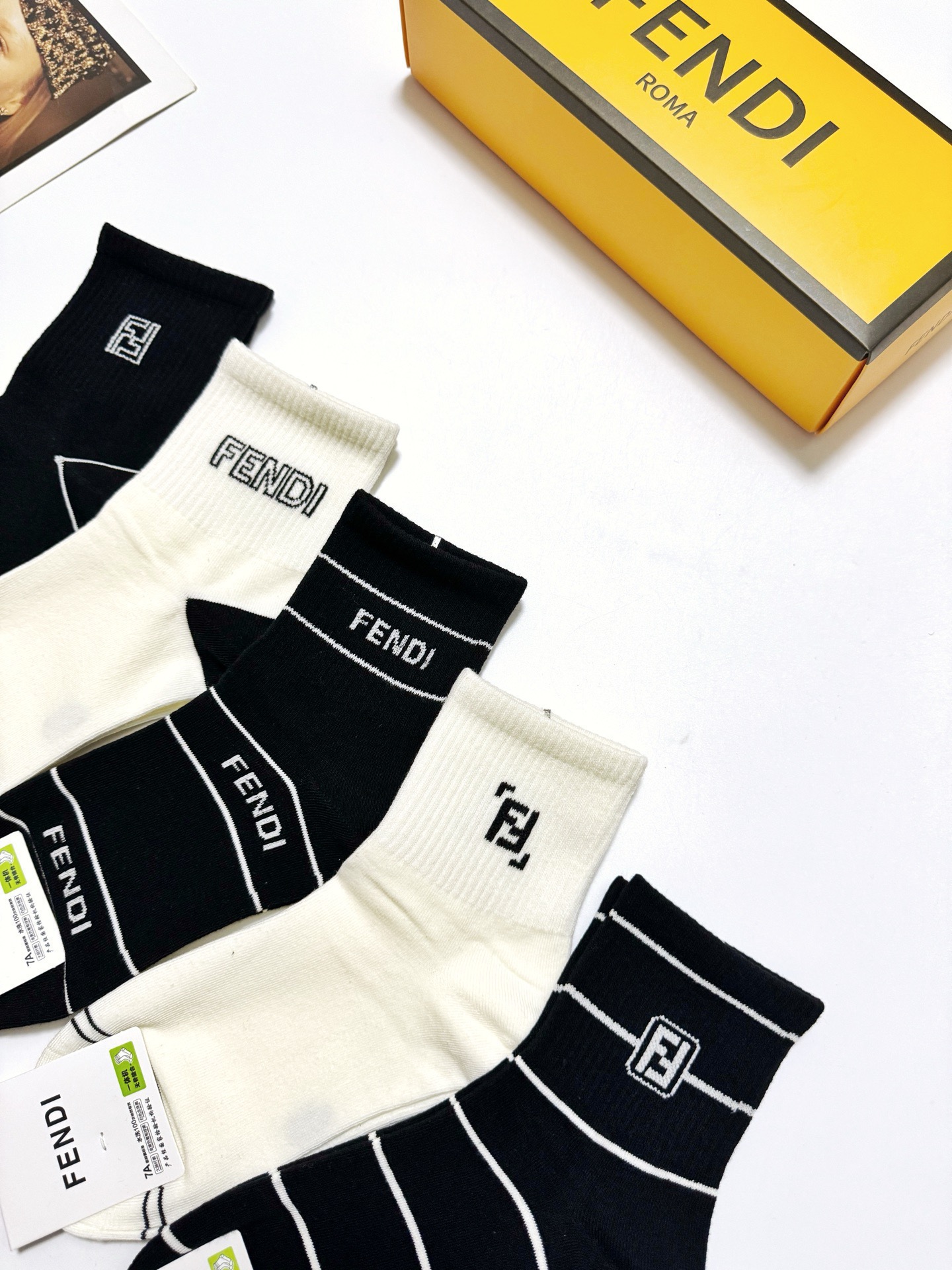 配包装🌟【一盒5 双】 🌟芬迪FENDI 经典字母logo 纯棉中筒袜 ，ins超火爆短袜，纯棉面料，潮