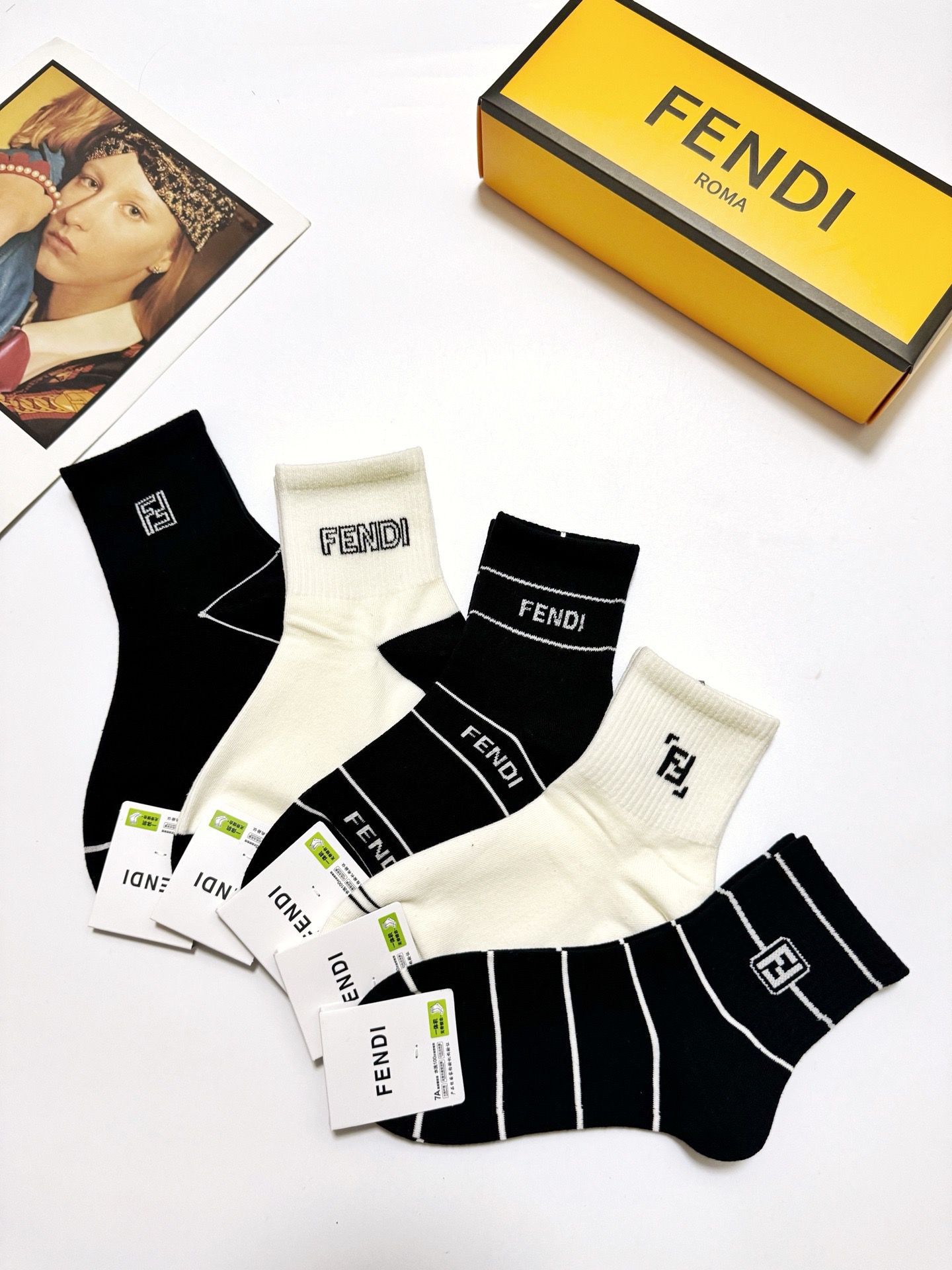 配包装🌟【一盒5 双】 🌟芬迪FENDI 经典字母logo 纯棉中筒袜 ，ins超火爆短袜，纯棉面料，潮
