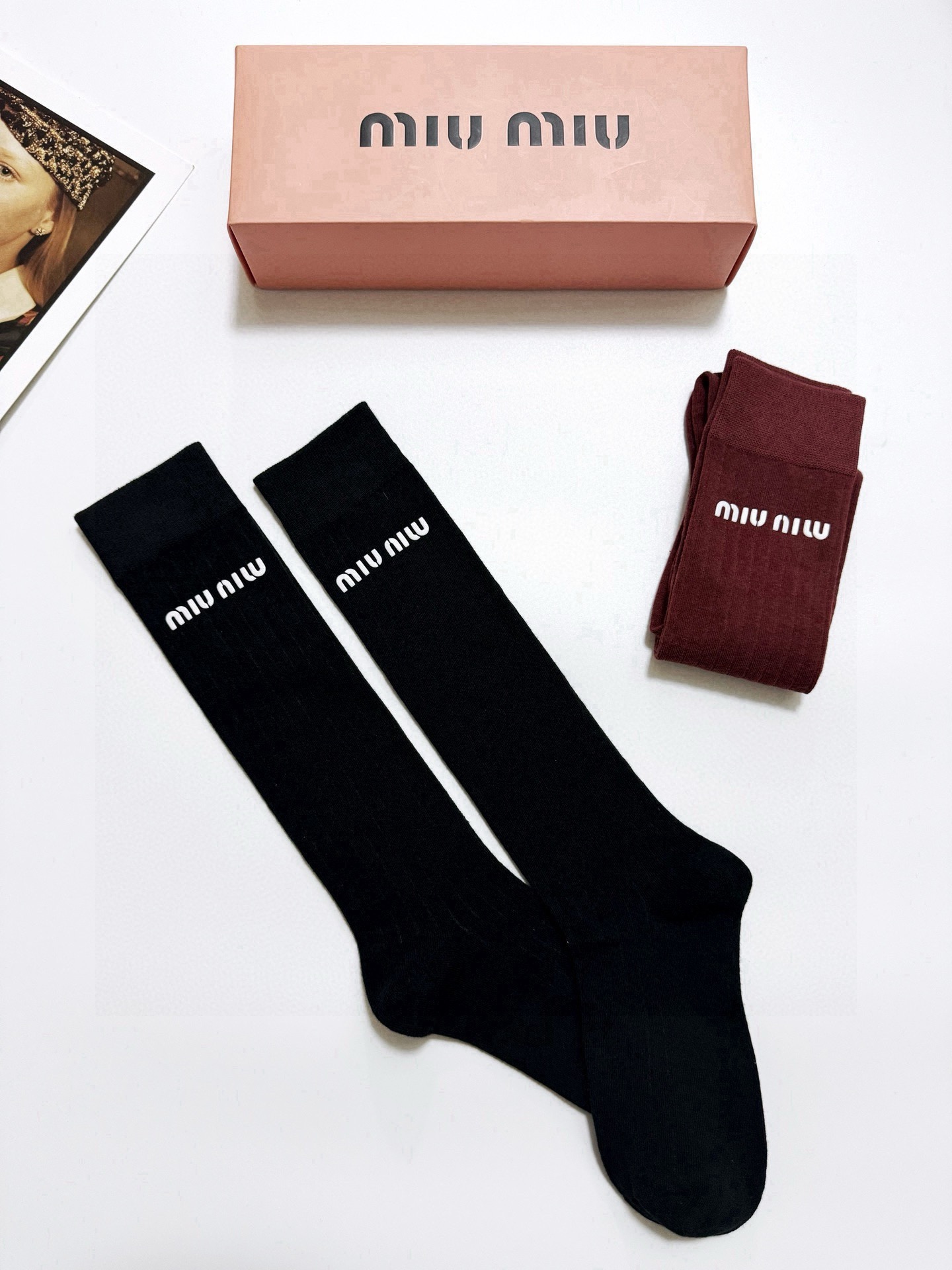 配包装🌟【一盒2双】 🌟缪缪 miumiu 经典字母logo纯棉袜 小腿堆堆袜，ins超火爆红人同款，精