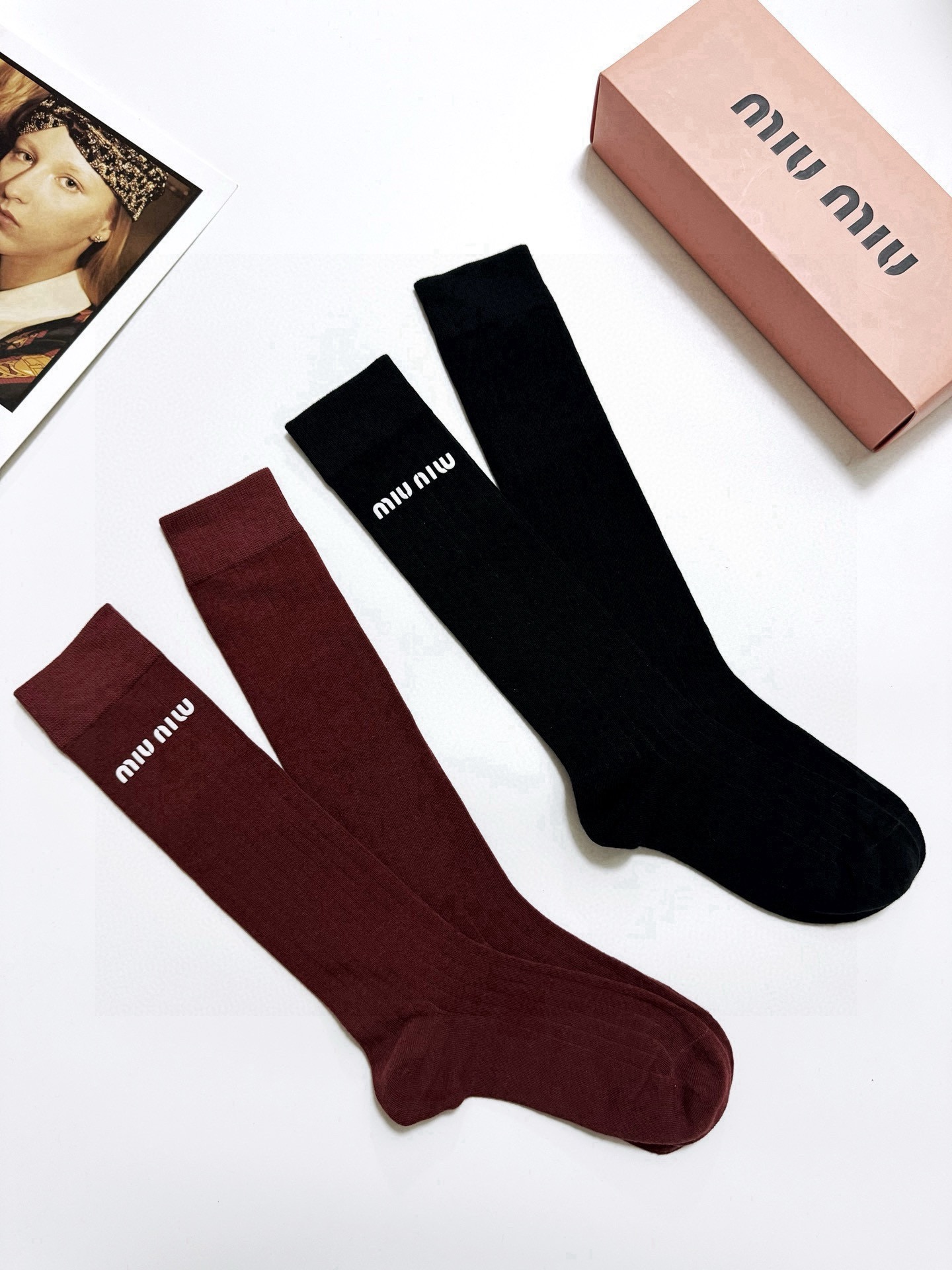 配包装🌟【一盒2双】 🌟缪缪 miumiu 经典字母logo纯棉袜 小腿堆堆袜，ins超火爆红人同款，精