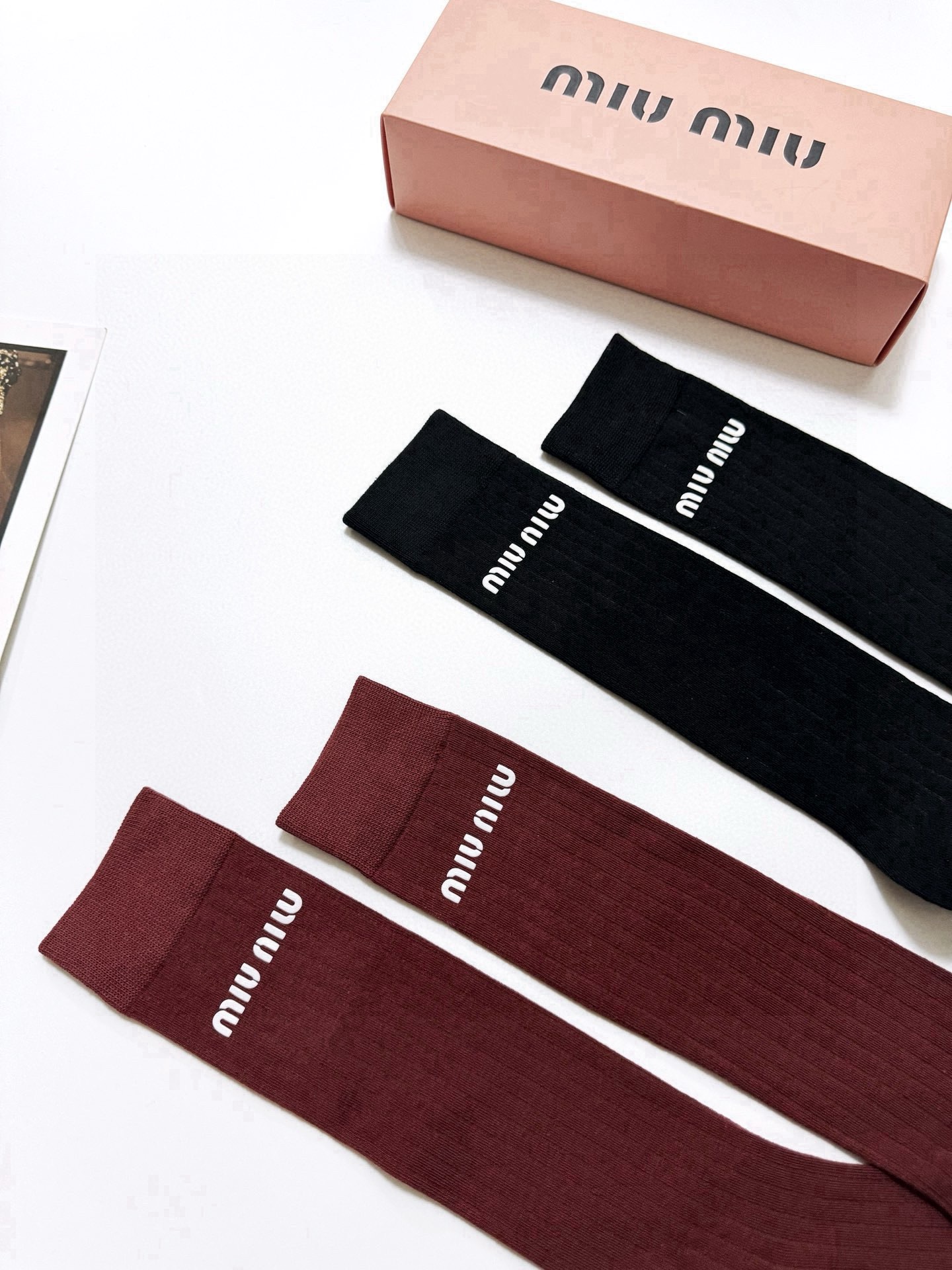配包装🌟【一盒2双】 🌟缪缪 miumiu 经典字母logo纯棉袜 小腿堆堆袜，ins超火爆红人同款，精