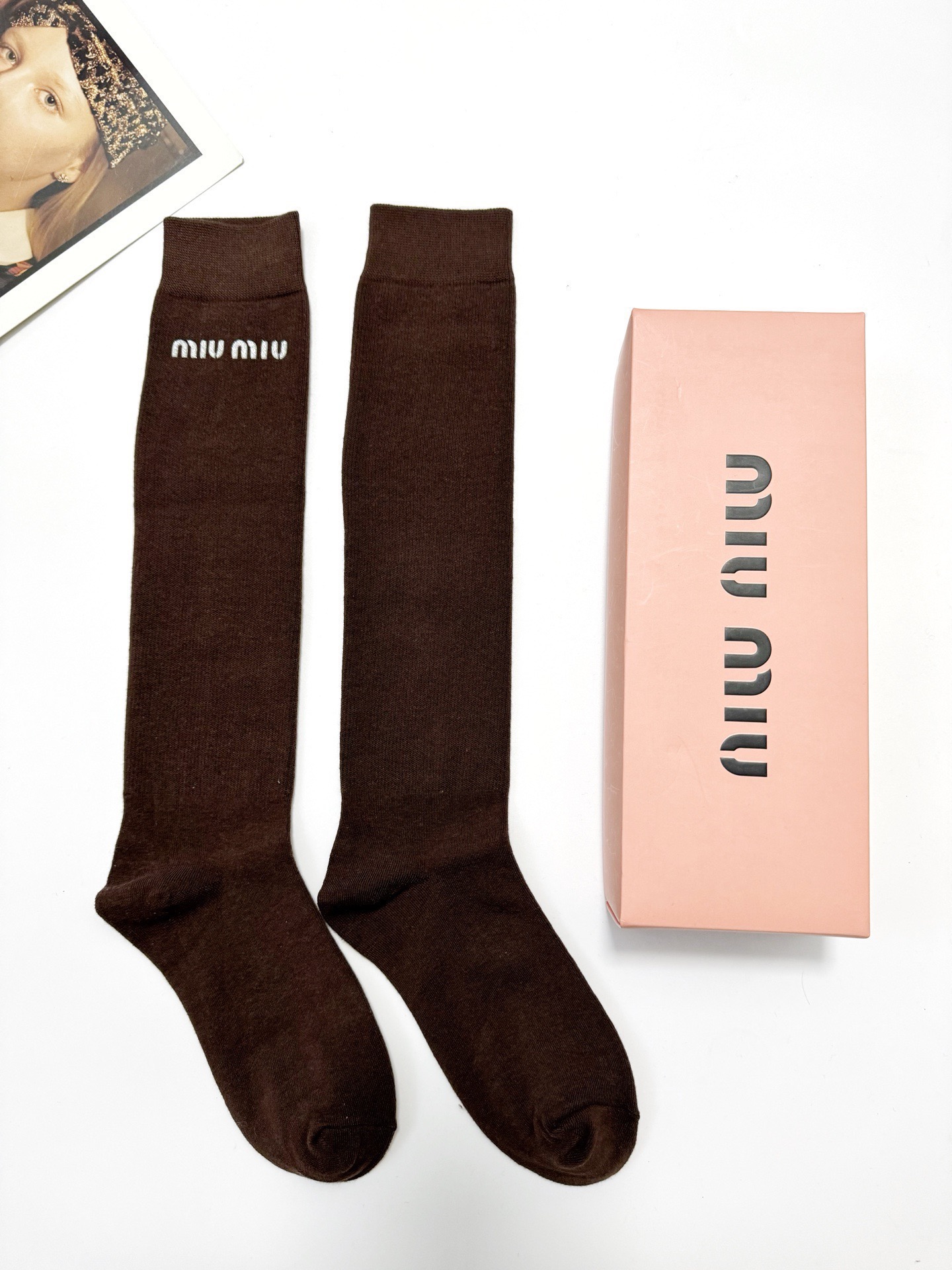 爆款回货 配包装🌟【一盒一 双】 🌟缪缪 miumiu 经典字母logo纯棉袜 小腿堆堆袜，ins超火爆