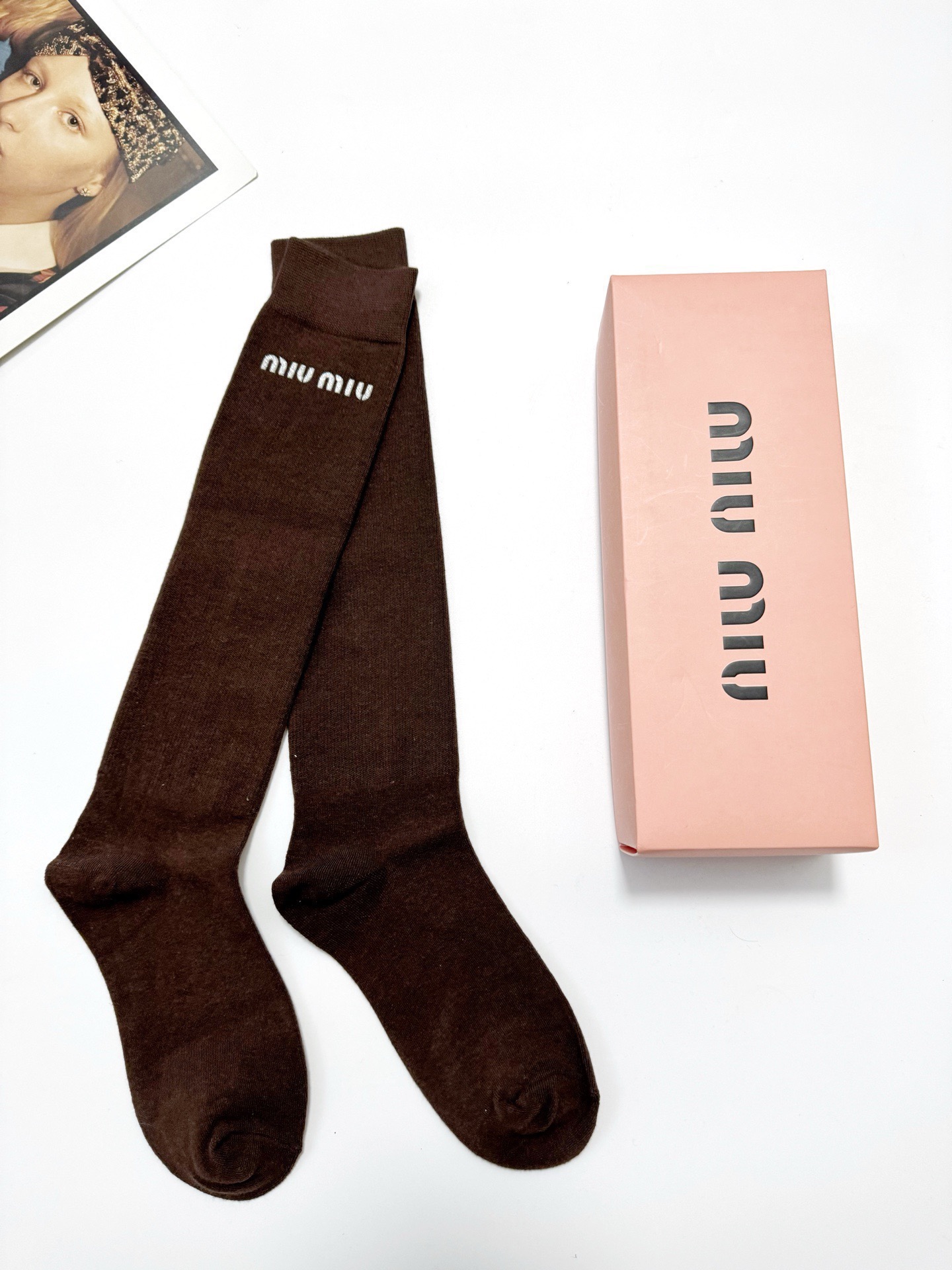 爆款回货 配包装🌟【一盒一 双】 🌟缪缪 miumiu 经典字母logo纯棉袜 小腿堆堆袜，ins超火爆