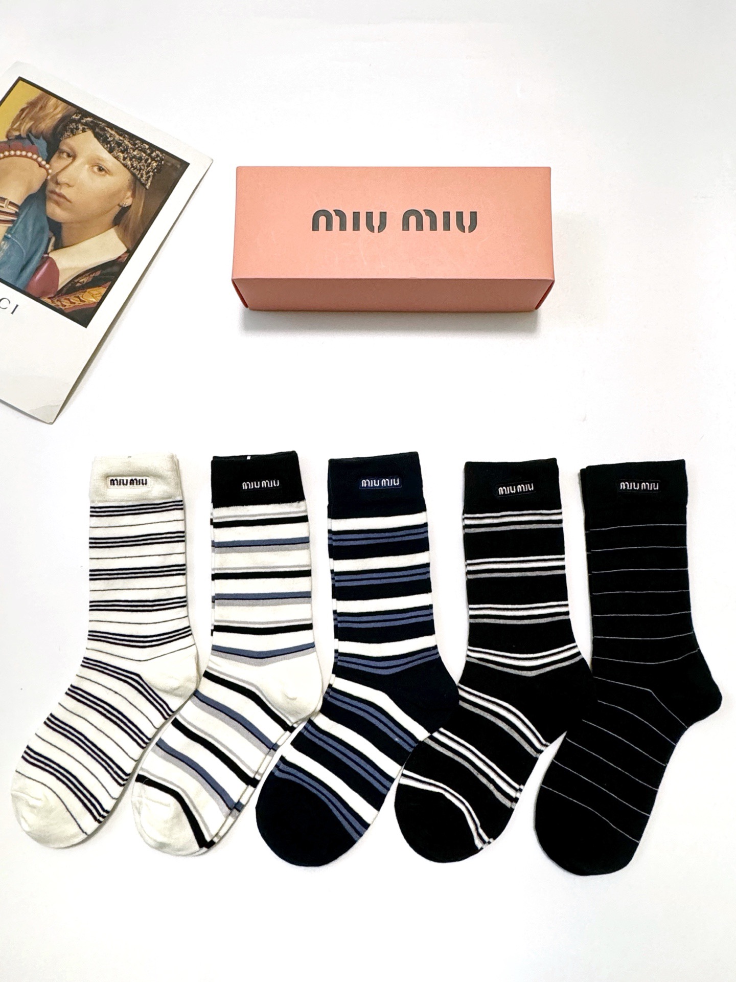 NO:618576,Comes with packaging [5 pairs in a box] Miumiu miumiu's popular pure cotton mid-calf socks, Korean stripes are super versatile and the perfect combination of popular colors, classic style, simultaneous sale at counters, ins hot small item, a must-have for fashionistas, versatile colors Socks, stockings, socks, miumiu, socks19860909配包装【一盒5双】 缪缪 miumiu 爆款纯棉中筒袜,韩系条纹超百搭大火配色超完美结合,款式经典,专柜同步发售,ins爆火小单品,潮人必备,颜色百搭 袜子,丝袜,袜子,miumiu,socks,accessory