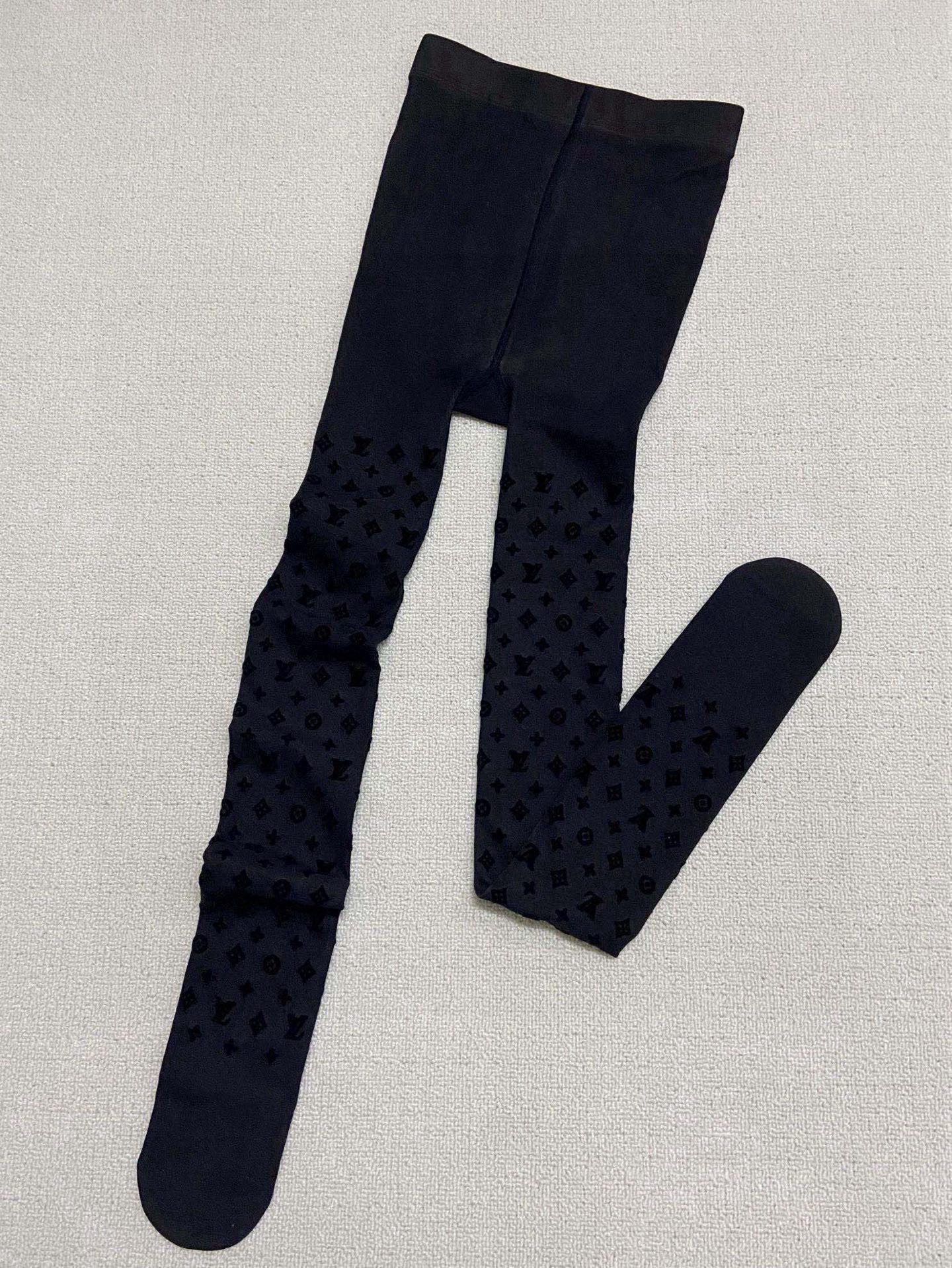 NO:618610,[Thickened model] Comes with packaging [One pair in one box] LV Louis Vuitton's popular ins, autumn and winter thickened stockings, water-gloss black silk translucent pantyhose, high quality matching version!  Super elastic. The explosive trendy stockings have a slight translucent feel, are warm and comfortable. Many celebrities and celebrities have the same style!  A must-have item for fashionistas in autumn and winter. It looks super classy when paired with it and is extremely fashionable~~ Recommended, recommended, recommended~~ A must-have fashionable item!  !  socks, stockings, socks, louis vuitton, louis vuitton, socks19860909【加厚款】 配包装【一盒一双】 LV 路易威登 ins爆款,秋冬加厚丝袜 ,水光黑丝透肤打底连裤袜对版高货！超大弹力. 好看到爆炸 的潮牌丝袜轻微的透肤感,保暖又舒适. 超多明星 红人同款 ！潮人秋冬必备单品 ,搭配起来超高逼格 ,时髦度爆表啊啊啊啊～～推荐推荐推荐～～必入时髦小单品！！袜子,丝袜,袜子,louis vuitton,louis vuitton,socks,accessory
