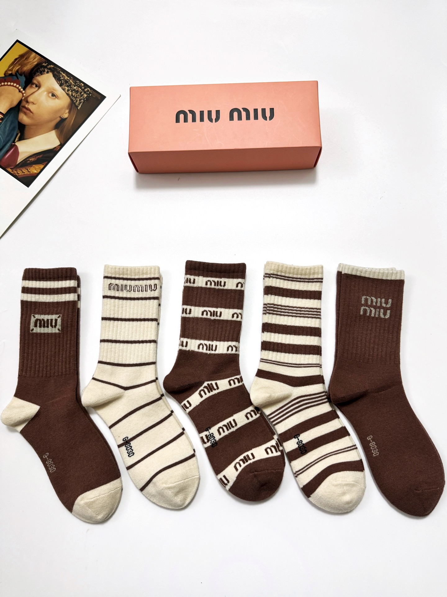 NO:618629,Comes with packaging [5 pairs in a box] Miumiu miumiu classic letter logo cashmere blend mid-calf socks, ins super popular mid-calf socks, a must-have for fashionistas, classic color matching, personalized, fashionable and versatile, you deserve it Socks, stockings, socks, miumiu, socks19860909配包装【一盒5 双】 缪缪miumiu 经典字母 logo 羊绒混纺中筒袜,ins超火爆中筒袜,潮人必备 ,经典配色 个性时尚百搭款,你值得拥有哦袜子,丝袜,袜子,miumiu,socks,accessory