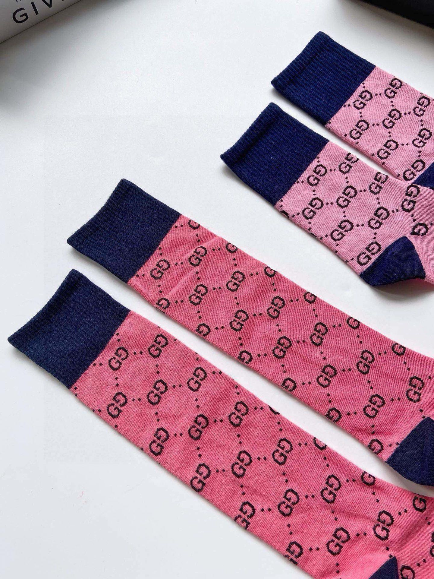 配包装🌟【一盒2双】🌟Gucci 古奇 爆款双G字母 长筒袜 中筒袜🔥专柜同步发售ing ，巨多明星红人