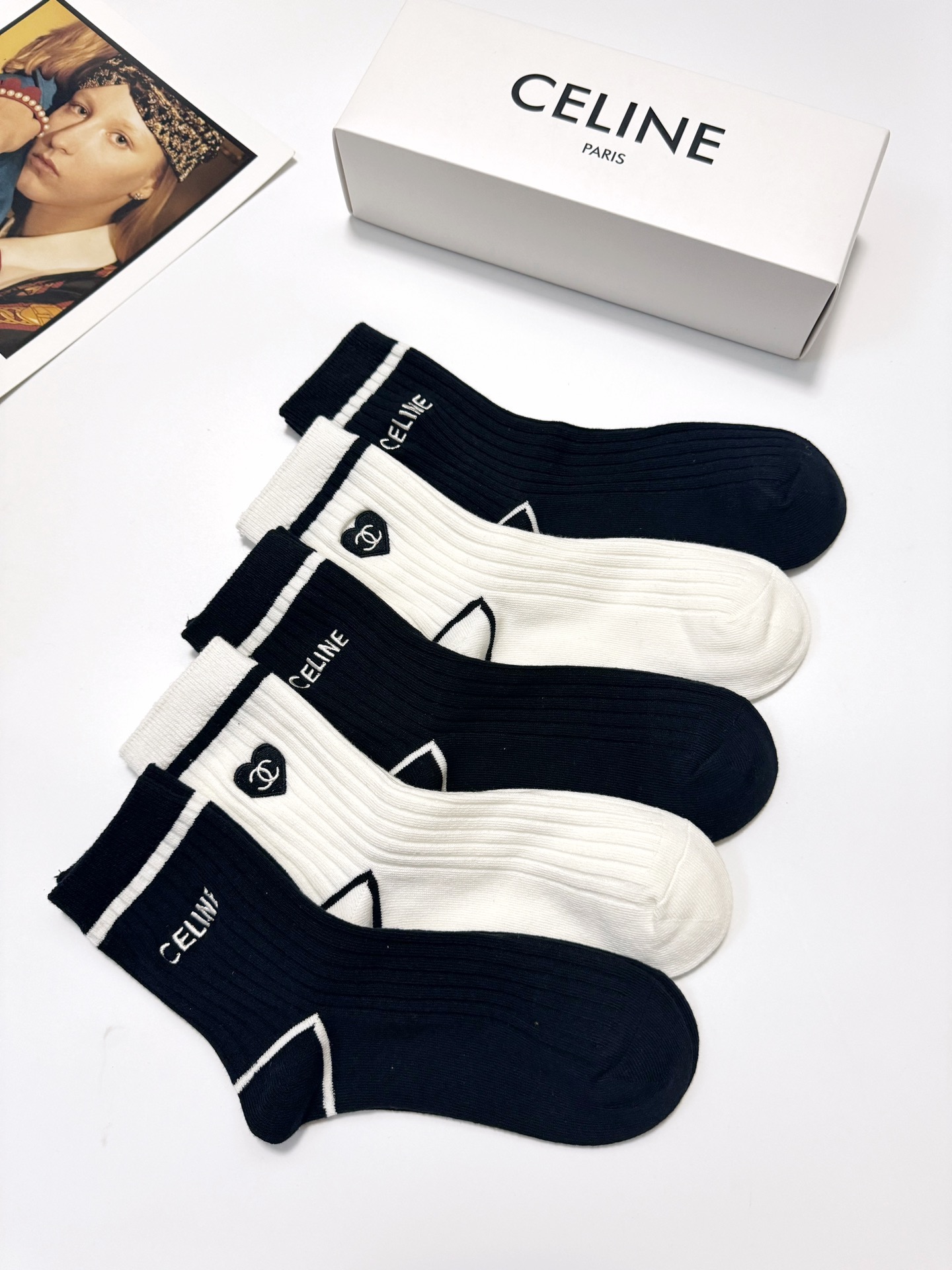 配包装🌟【一盒5双】 🌟赛琳 Celine 欧美潮牌 经典字母logo 中筒袜 ，ins超火爆纯色袜 ，