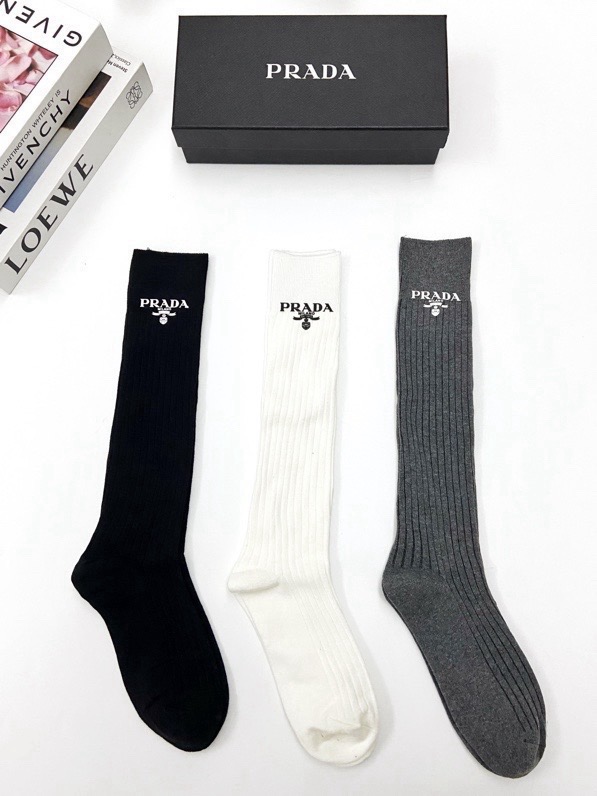 配包装🌟【一盒一双】🌟 Prada 普拉达 爆款经典字母 长筒袜 小腿袜🔥双针针织材质，超完美结合，款式