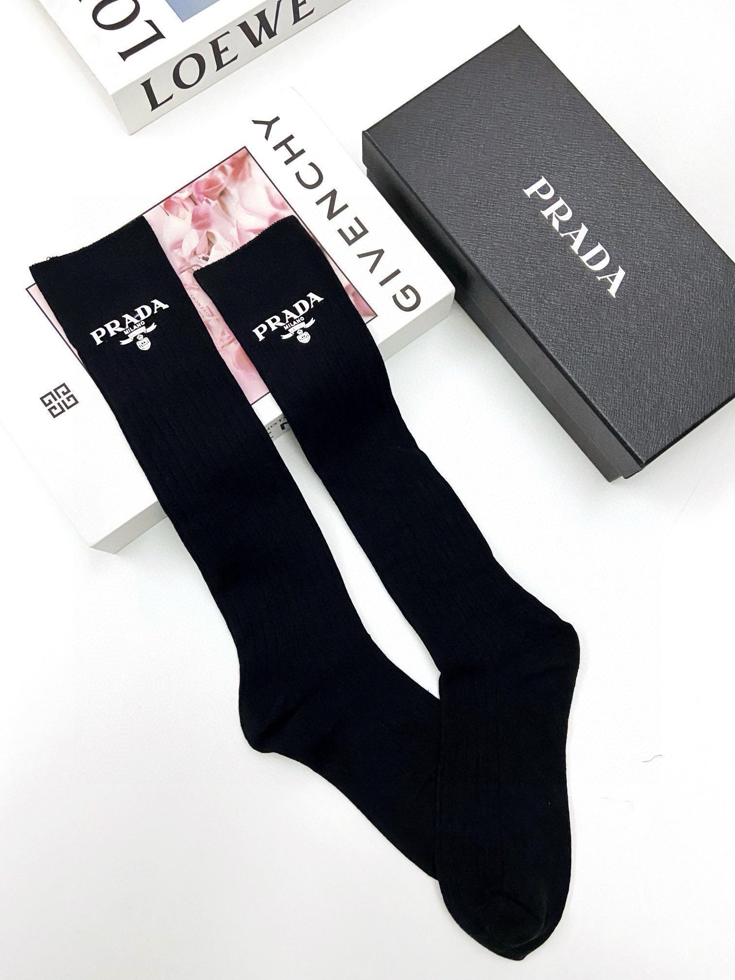 配包装🌟【一盒一双】🌟 Prada 普拉达 爆款经典字母 长筒袜 小腿袜🔥双针针织材质，超完美结合，款式