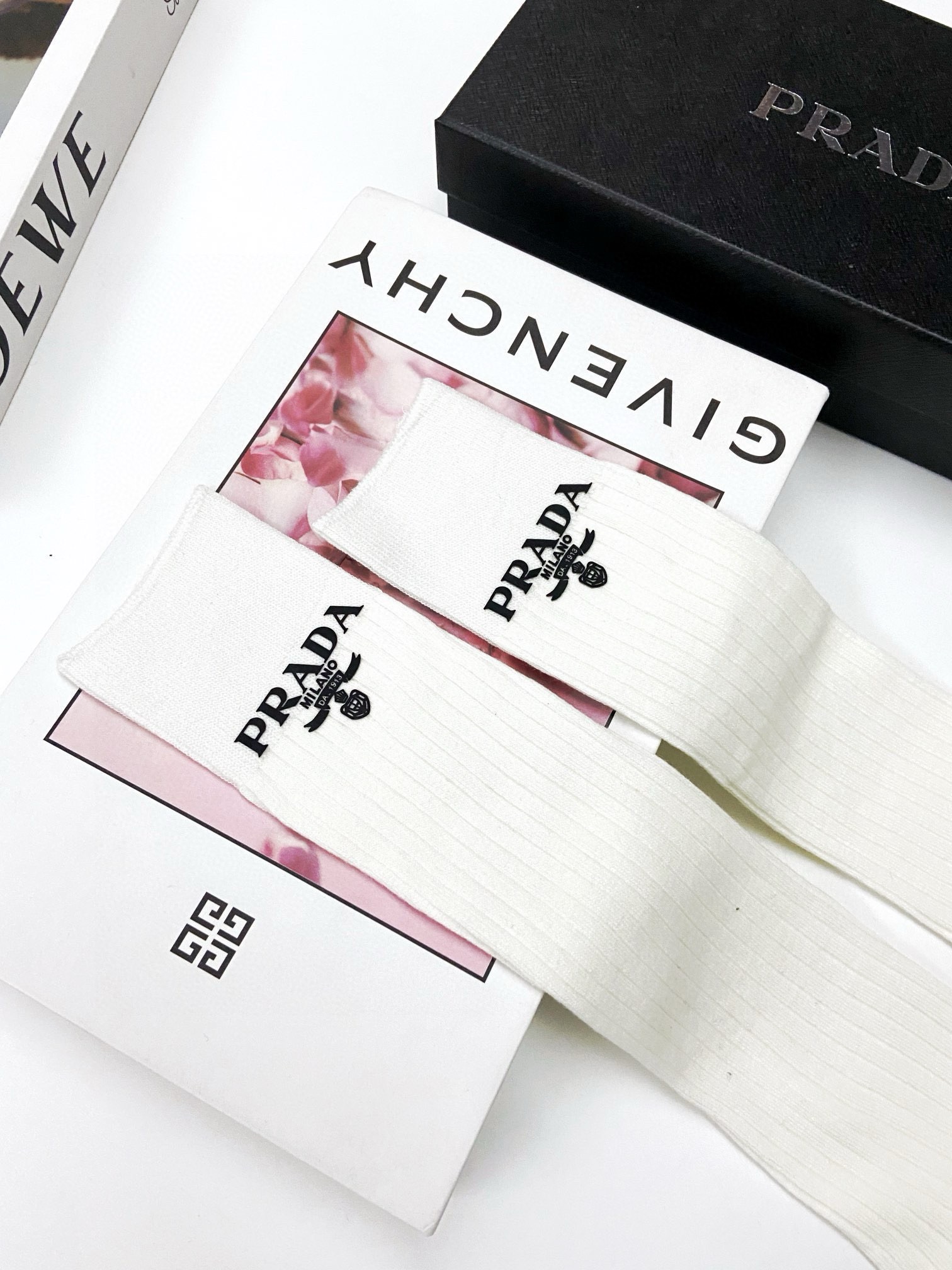 配包装🌟【一盒一双】🌟 Prada 普拉达 爆款经典字母 长筒袜 小腿袜🔥双针针织材质，超完美结合，款式