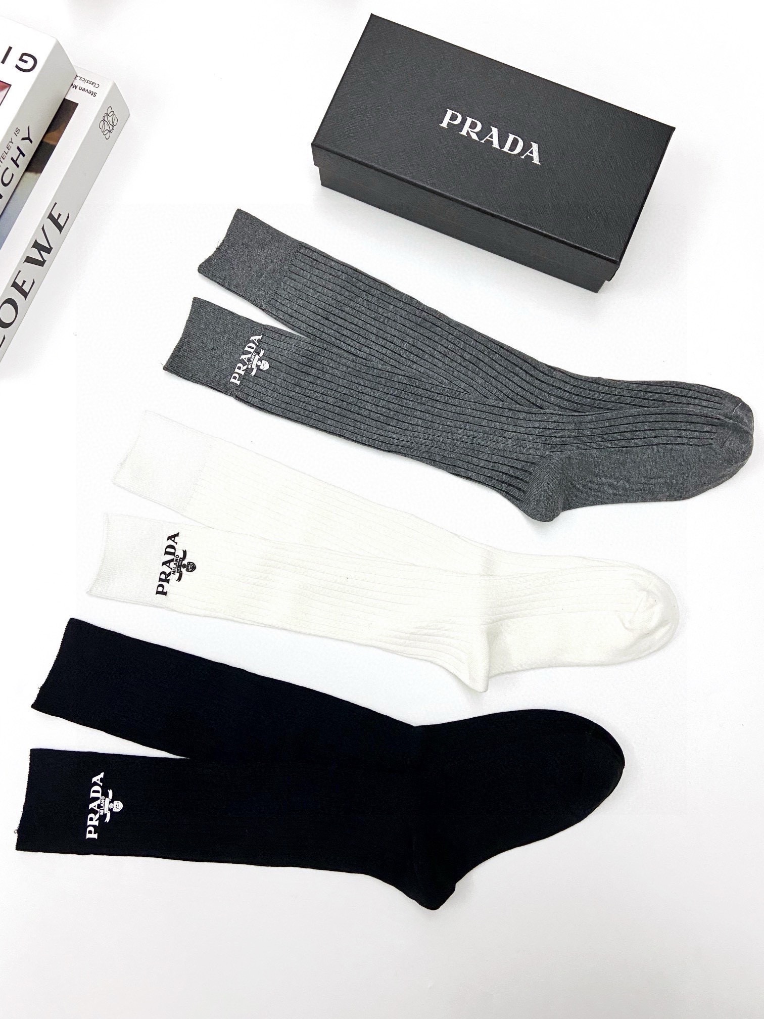 配包装🌟【一盒一双】🌟 Prada 普拉达 爆款经典字母 长筒袜 小腿袜🔥双针针织材质，超完美结合，款式