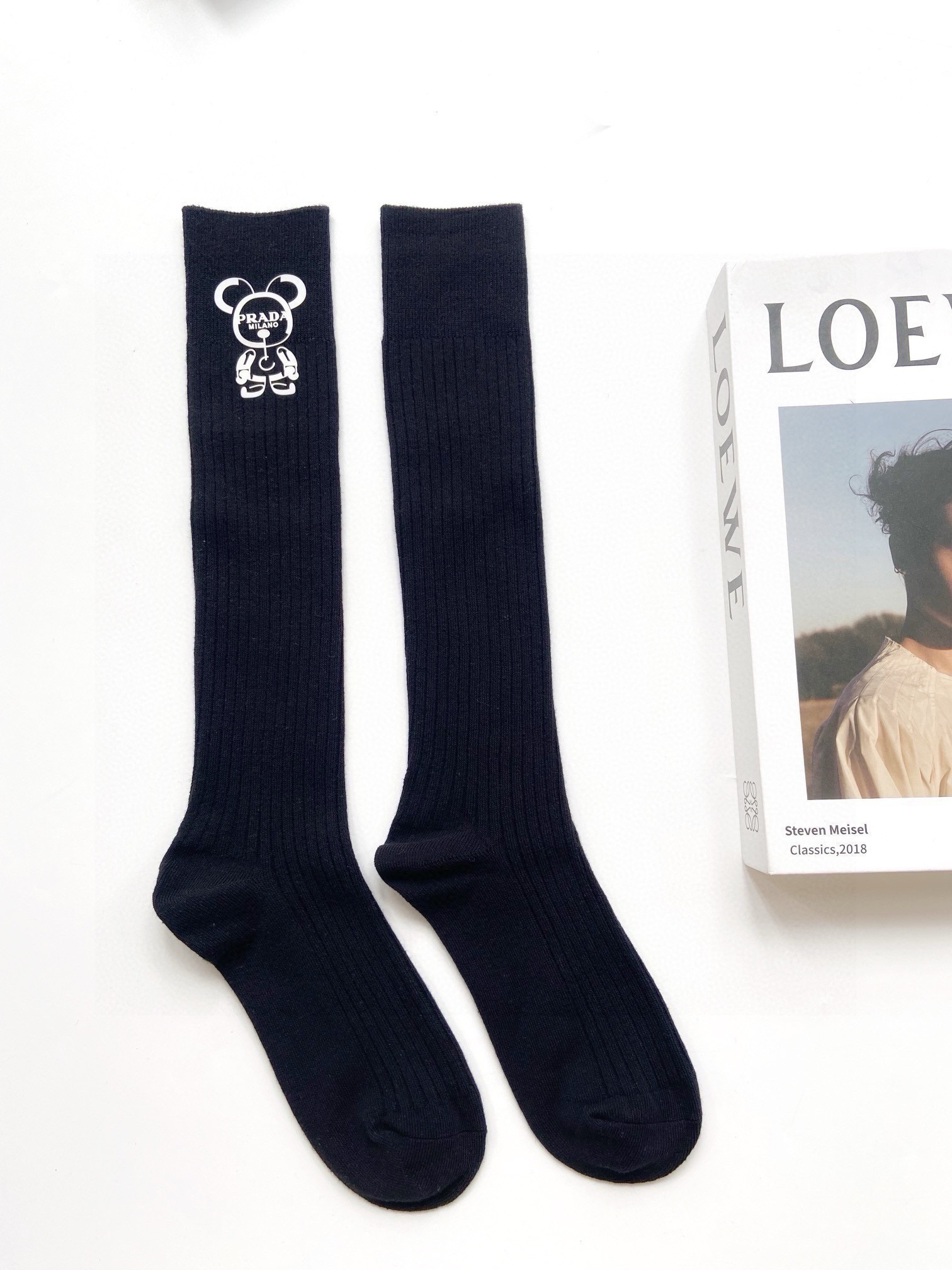 配包装🌟【一盒一双】🌟 Prada 普拉达 爆款经典字母 长筒袜 小腿袜🔥双针针织材质，超完美结合，款式