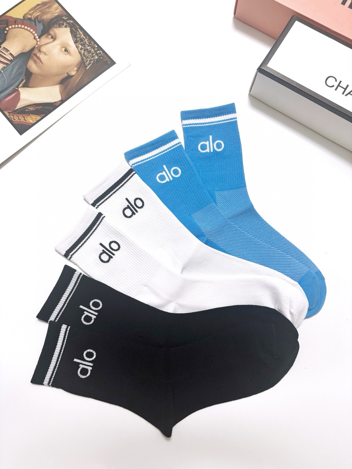 配包装🌟【一盒3双】 🌟 alo 经典字母logo 纯棉中筒袜 ，ins超火爆小腿短袜，纯棉面料，潮人必