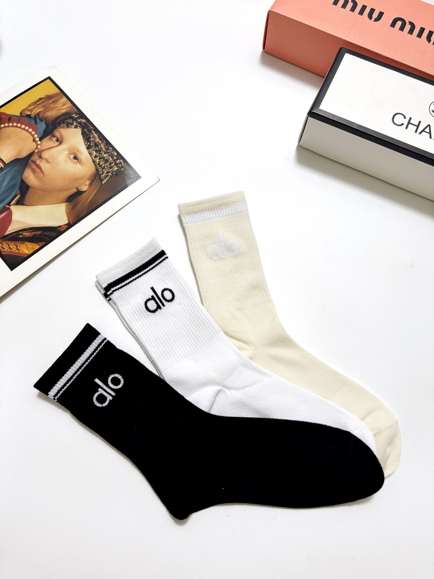 配包装🌟【一盒3双】 🌟 alo 经典字母logo 纯棉中筒袜 ，ins超火爆小腿短袜，纯棉面料，潮人必