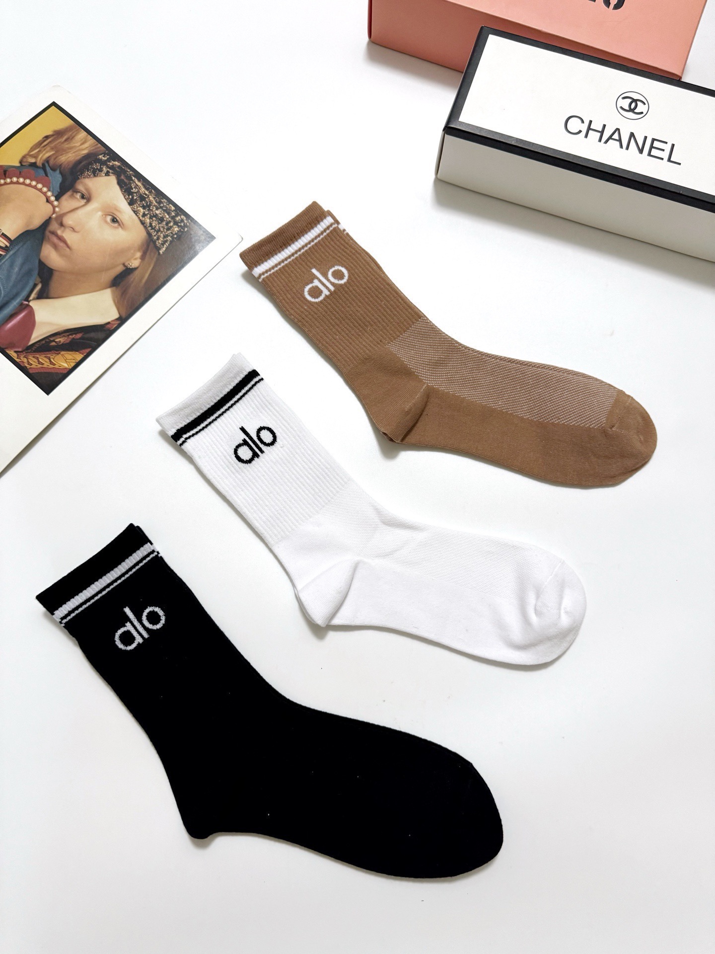 配包装🌟【一盒3双】 🌟 alo 经典字母logo 纯棉中筒袜 ，ins超火爆小腿短袜，纯棉面料，潮人必