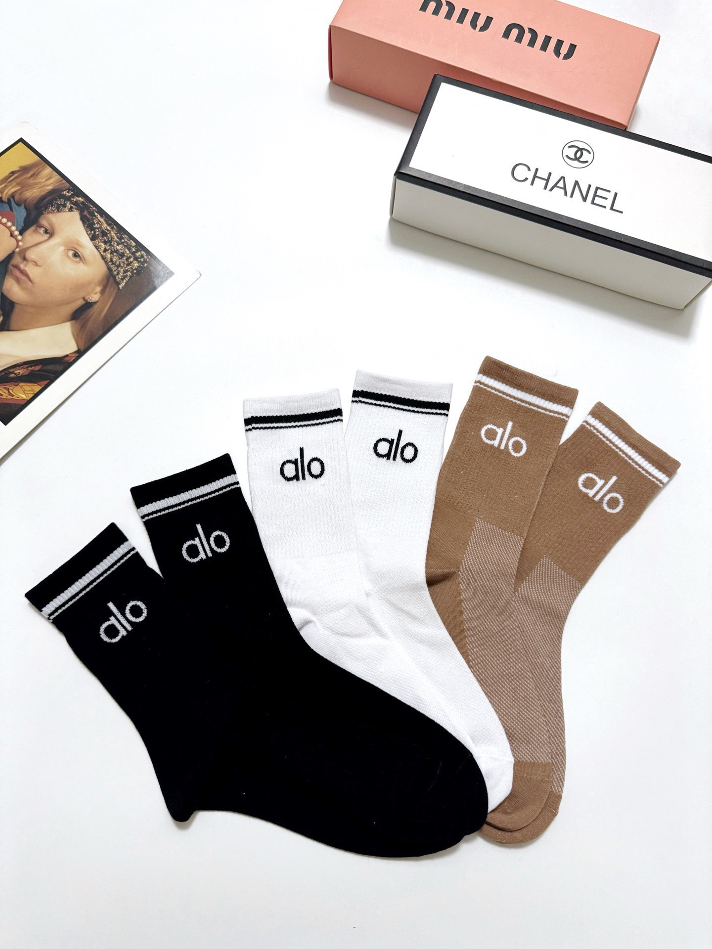 配包装🌟【一盒3双】 🌟 alo 经典字母logo 纯棉中筒袜 ，ins超火爆小腿短袜，纯棉面料，潮人必