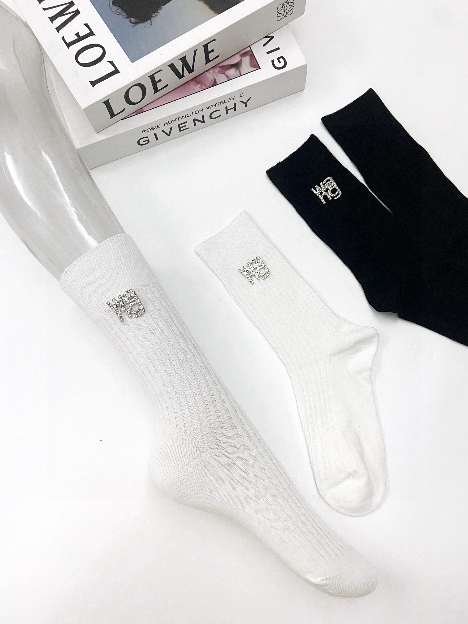 配包装🌟【一盒2 双】 🌟亚历山大·王 alexanderwang经典字母logo 别针 纯棉中筒袜 ，