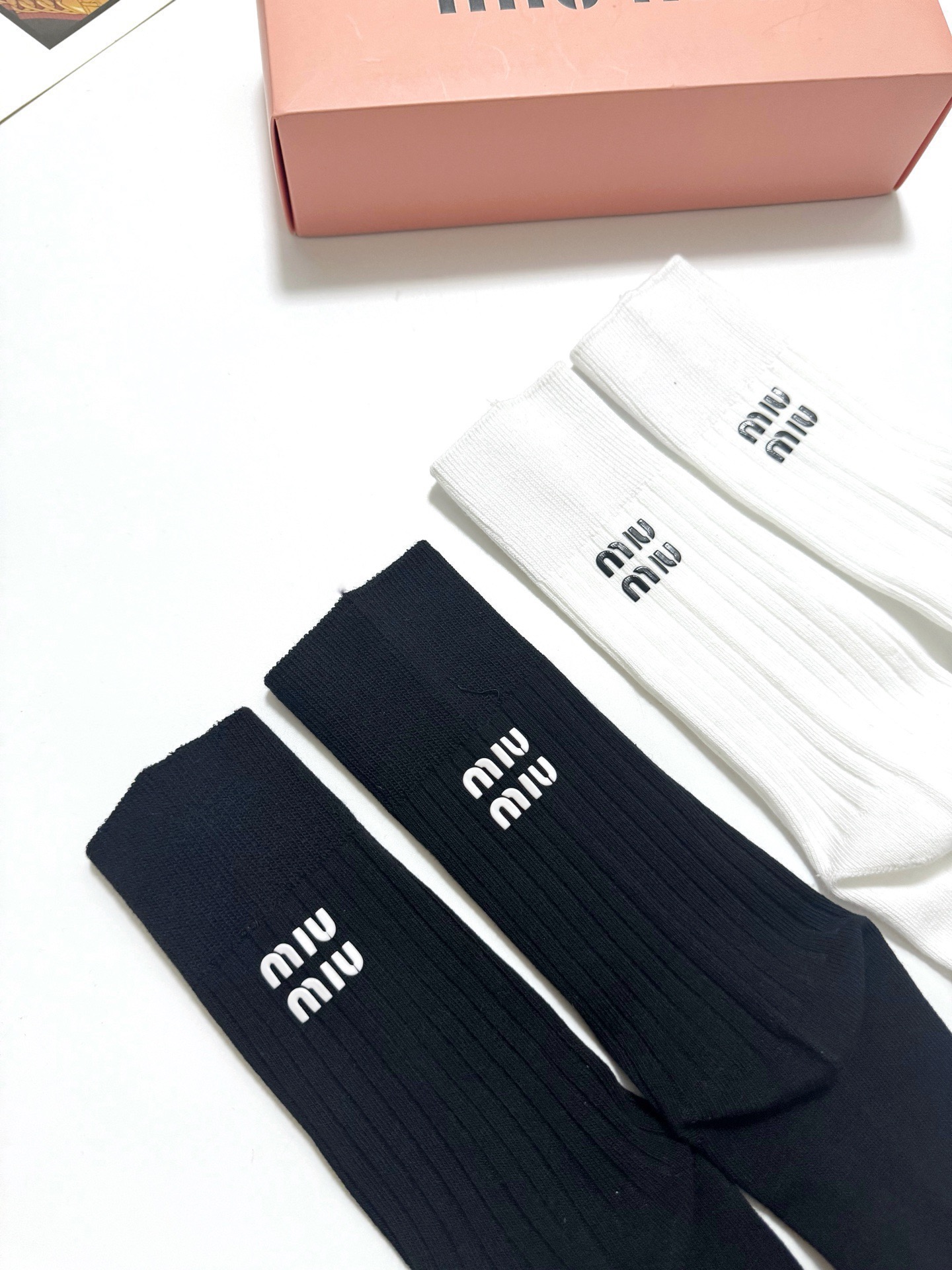 配包装🌟【一盒2双】🌟缪缪 miumiu 经典字母logo 纯棉中筒袜 小腿袜 🌟ins爆款！专柜在售i