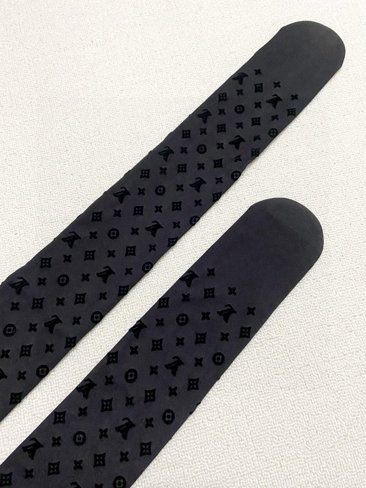 【加厚款】 配包装🌟【一盒一双】🌟LV 路易威登 ins爆款，秋冬加厚丝袜 ，水光黑丝透肤打底连裤袜🌟对