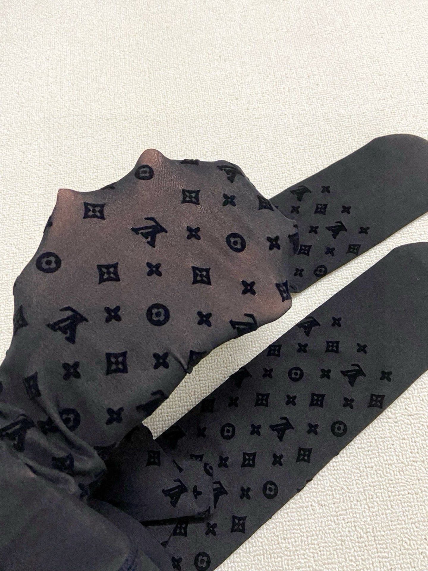【加厚款】 配包装🌟【一盒一双】🌟LV 路易威登 ins爆款，秋冬加厚丝袜 ，水光黑丝透肤打底连裤袜🌟对