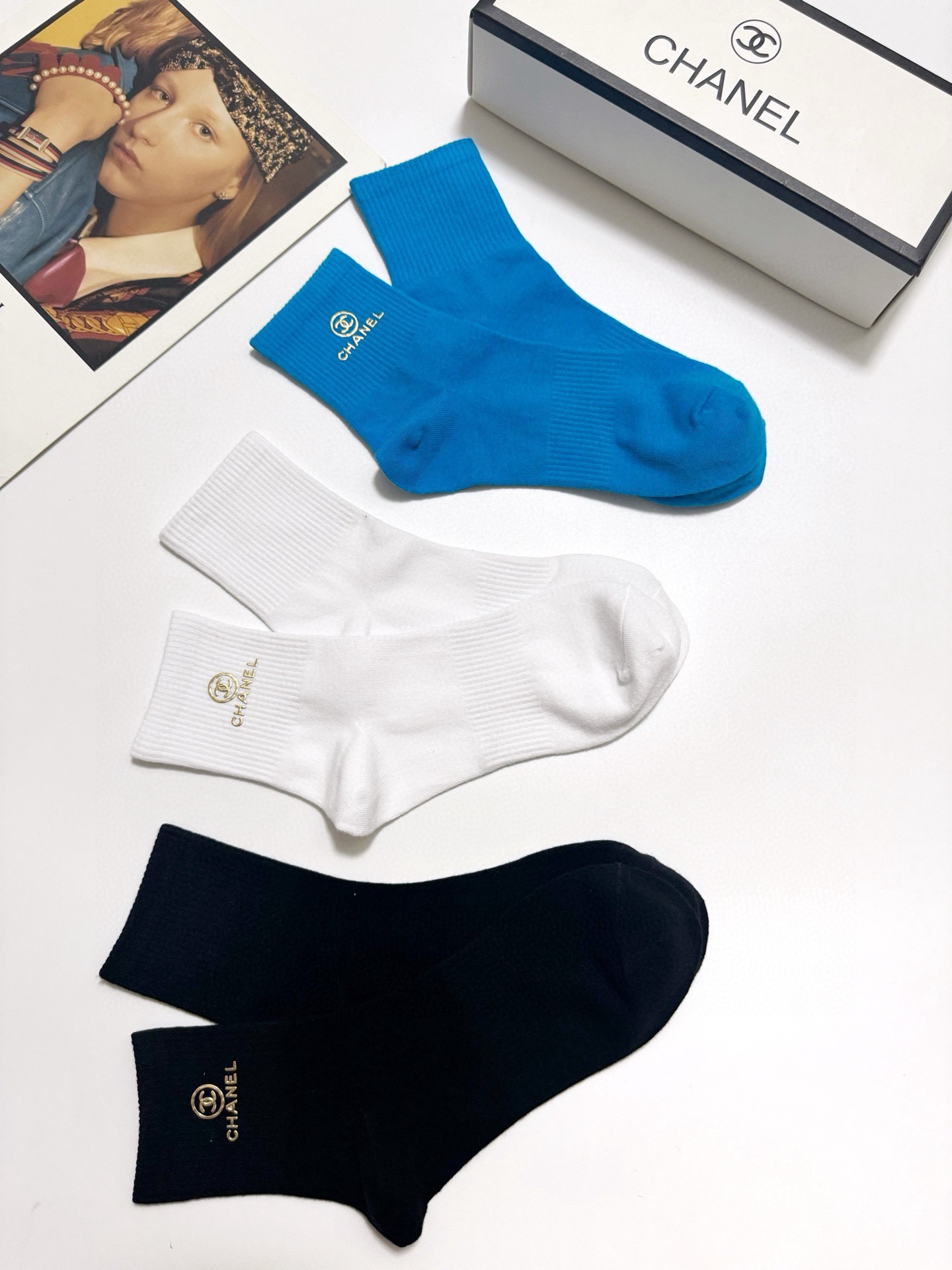配包装🌟【一盒3 双】 🌟Chanel 香奈儿 经典字母logo纯棉 中筒袜 ins超火爆红人同款，精美