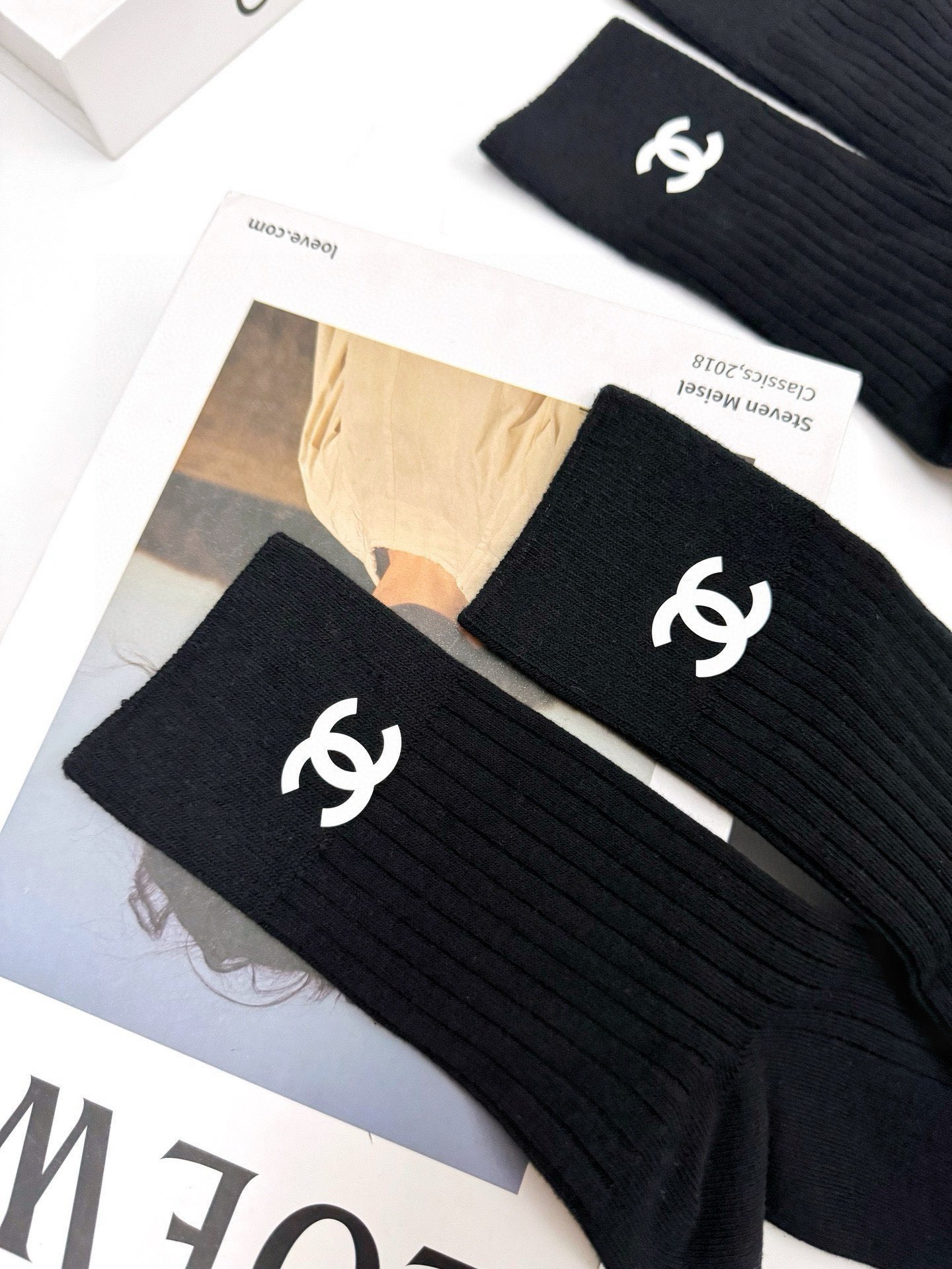 配包装🌟【一盒2双】 🌟Chanel 香奈儿 经典字母logo纯棉 中筒袜 ins超火爆红人同款，精美 