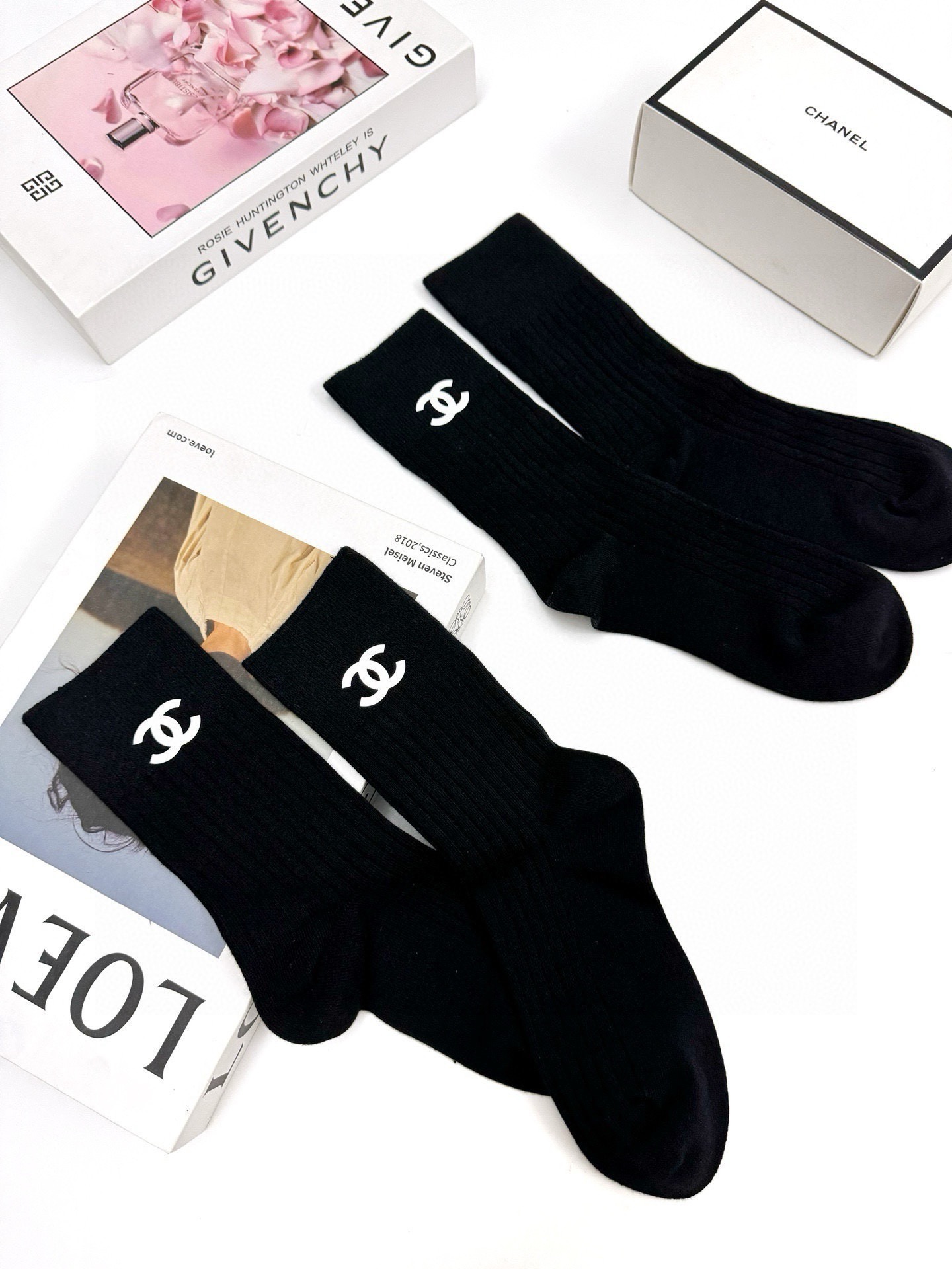 配包装🌟【一盒2双】 🌟Chanel 香奈儿 经典字母logo纯棉 中筒袜 ins超火爆红人同款，精美 