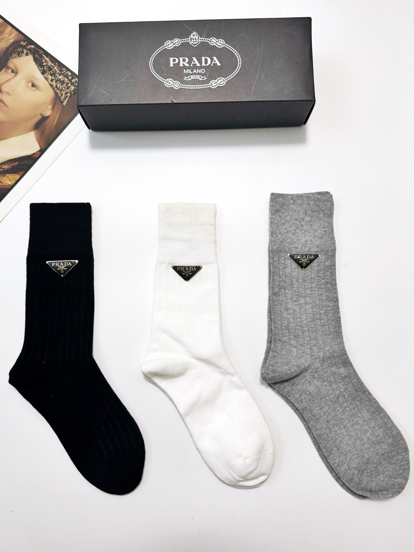 配包装🌟【一盒3 双】🌟Prada 普拉达 经典字母logo纯棉中筒袜 🌟ins爆款！专柜在售ing 🌟