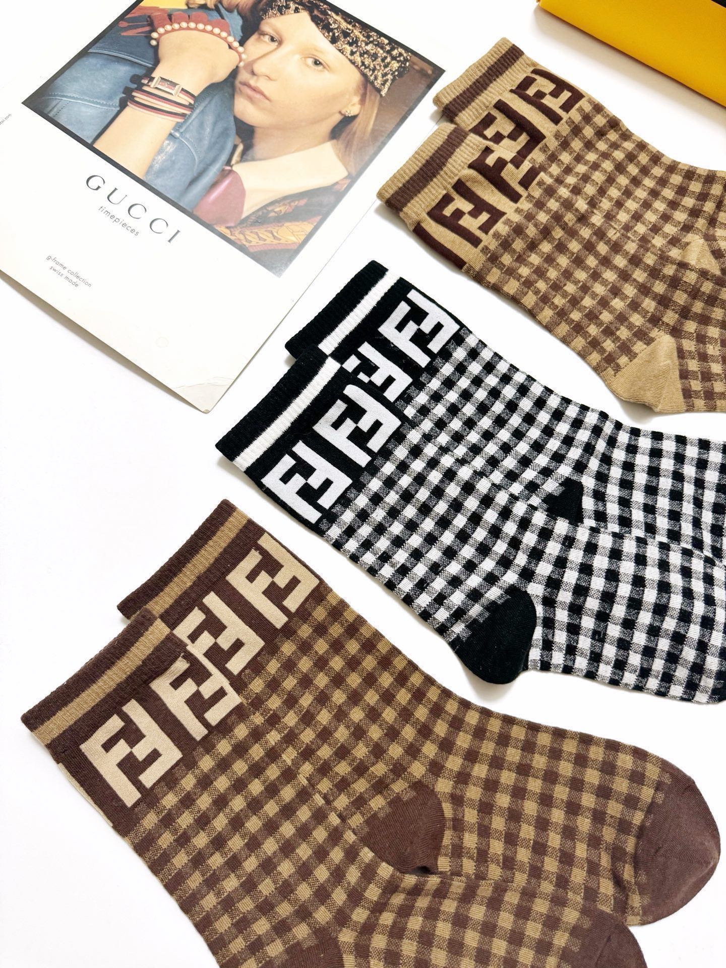 配包装🌟【一盒3 双】 🌟芬迪FENDI 经典字母logo 纯棉中筒袜 ，ins超火爆短袜，纯棉面料，男