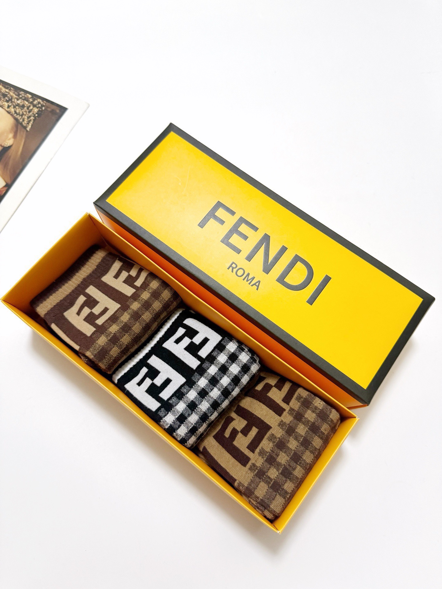 配包装🌟【一盒3 双】 🌟芬迪FENDI 经典字母logo 纯棉中筒袜 ，ins超火爆短袜，纯棉面料，男