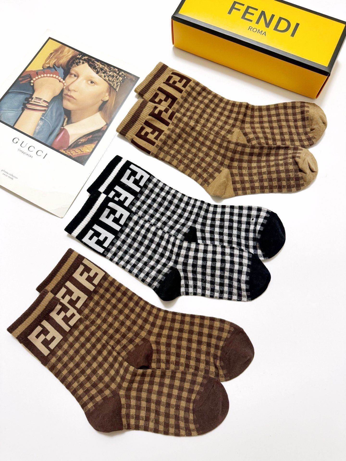 配包装🌟【一盒3 双】 🌟芬迪FENDI 经典字母logo 纯棉中筒袜 ，ins超火爆短袜，纯棉面料，男