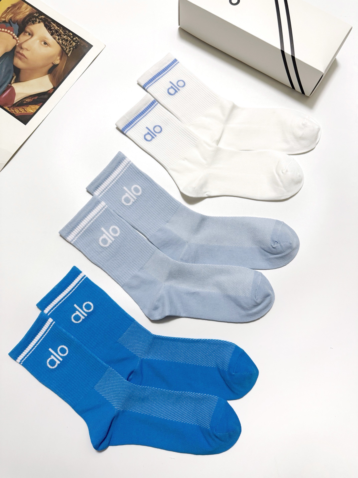 配包装🌟【一盒3双】 🌟 alo 经典字母logo 纯棉中筒袜 ，ins超火爆小腿短袜，纯棉面料，潮人必