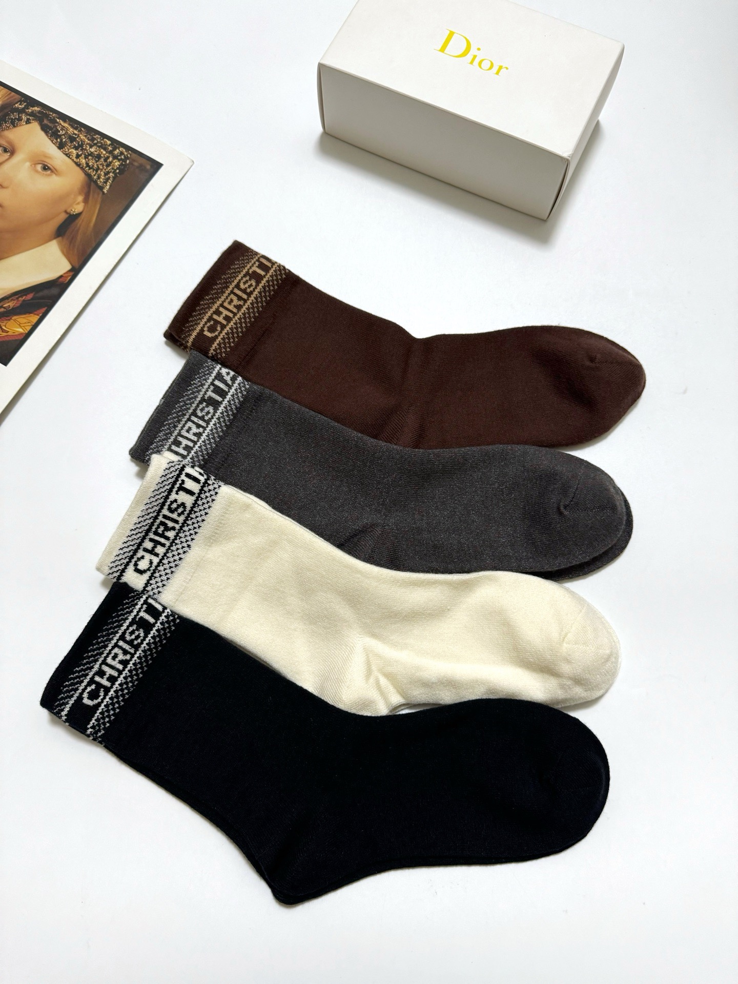 配包装🌟【一盒4 双】 🌟Dior 迪奥 经典字母logo 羊绒混纺 中筒袜 ，ins超火爆配色 ，超级