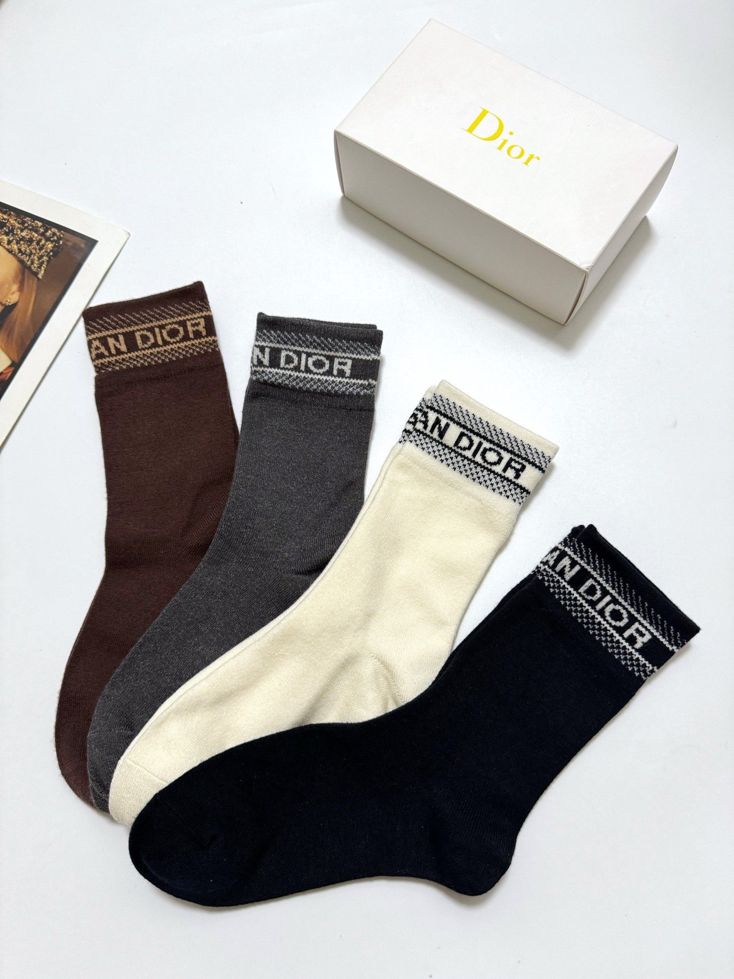 配包装🌟【一盒4 双】 🌟Dior 迪奥 经典字母logo 羊绒混纺 中筒袜 ，ins超火爆配色 ，超级