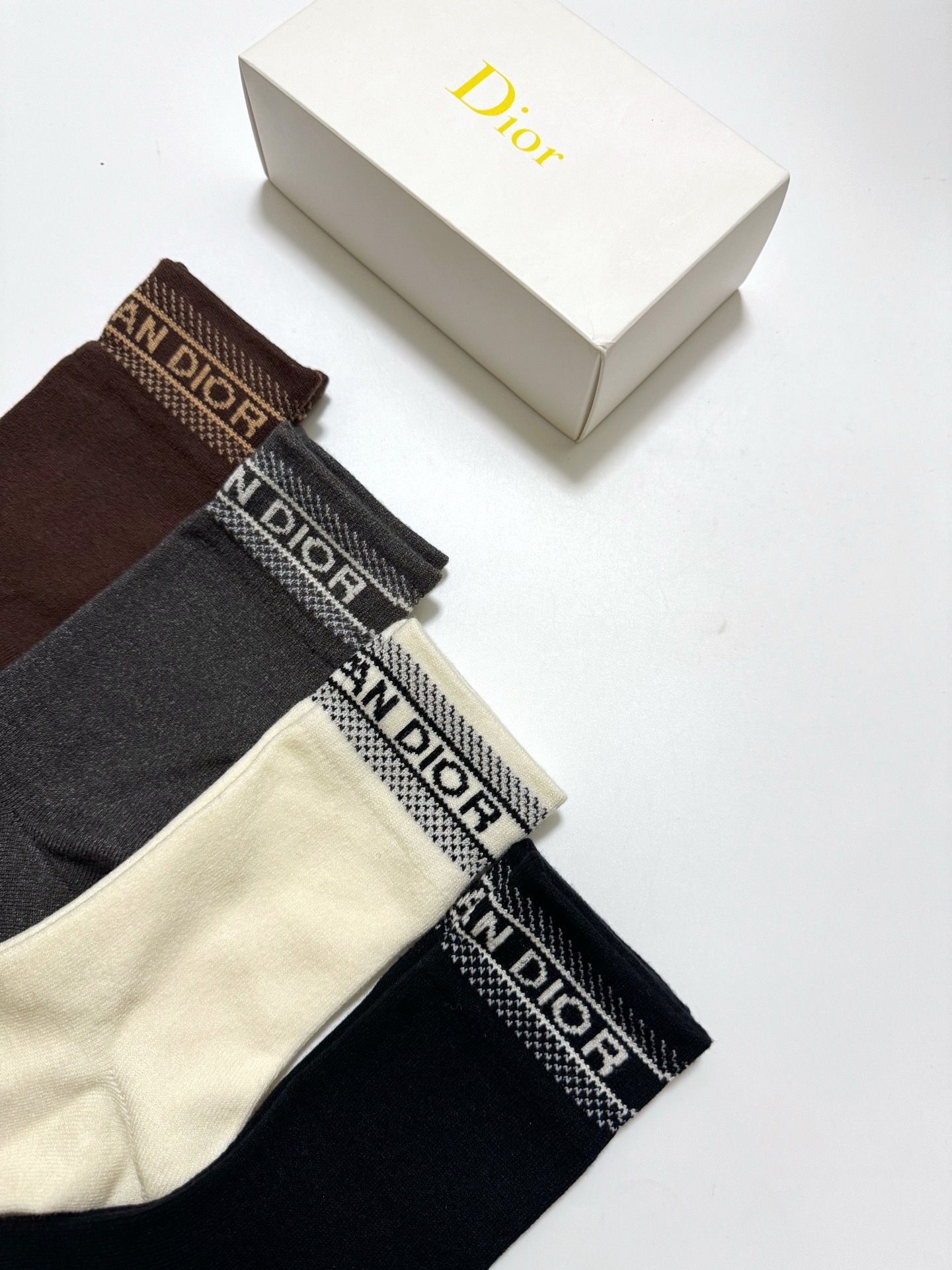 配包装🌟【一盒4 双】 🌟Dior 迪奥 经典字母logo 羊绒混纺 中筒袜 ，ins超火爆配色 ，超级