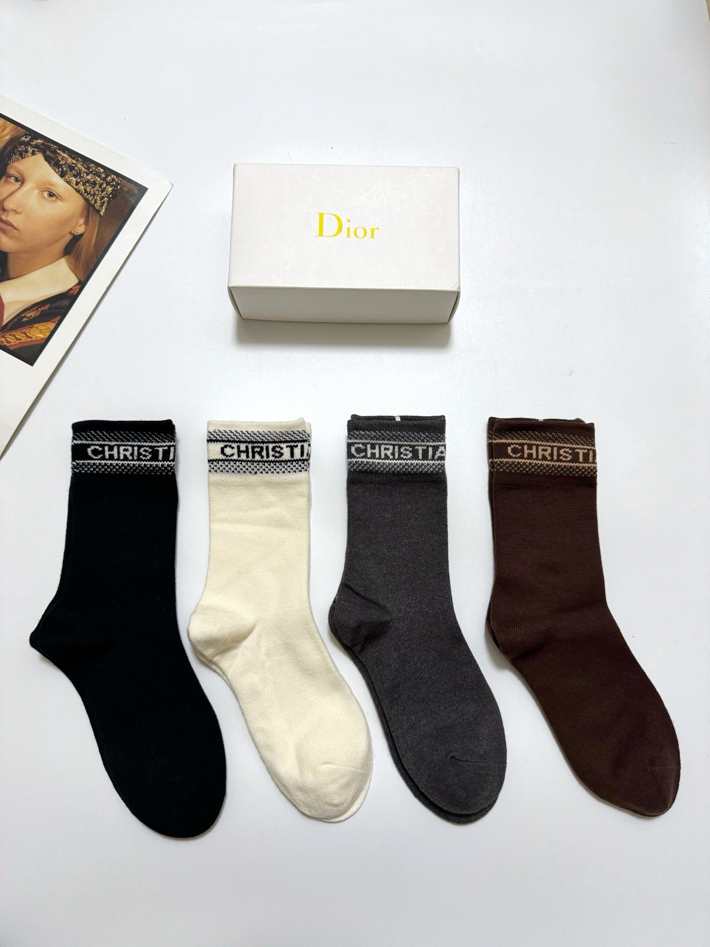 配包装🌟【一盒4 双】 🌟Dior 迪奥 经典字母logo 羊绒混纺 中筒袜 ，ins超火爆配色 ，超级