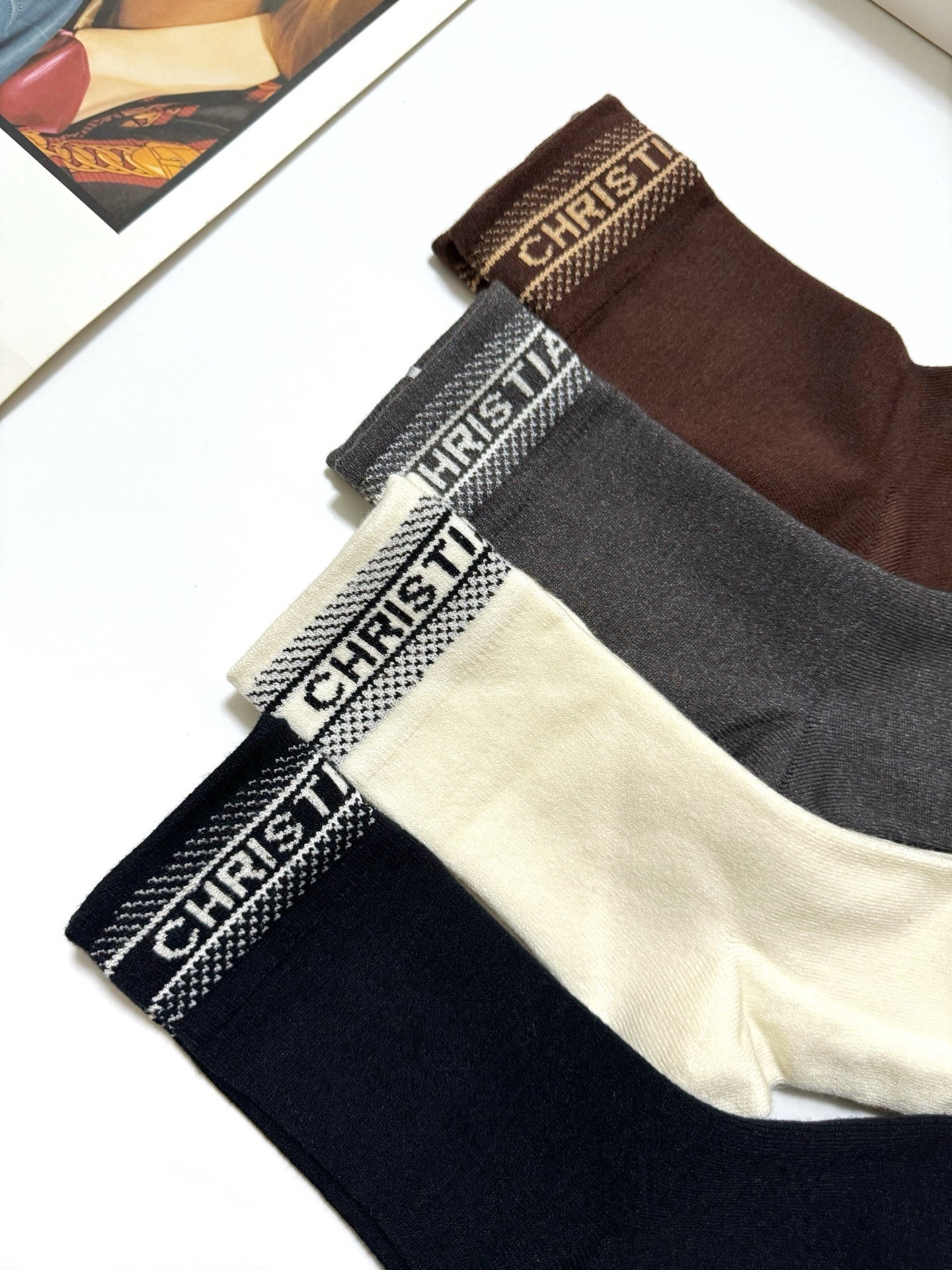 配包装🌟【一盒4 双】 🌟Dior 迪奥 经典字母logo 羊绒混纺 中筒袜 ，ins超火爆配色 ，超级