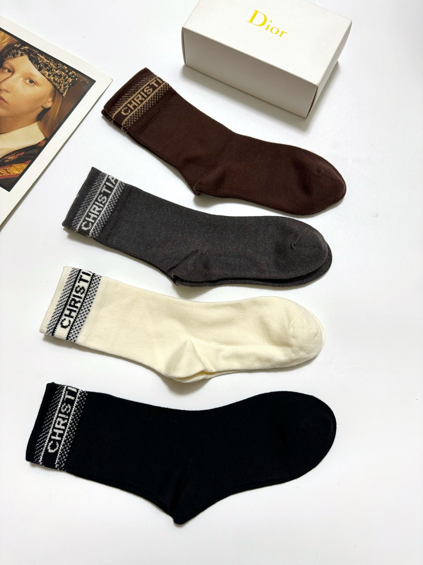 配包装🌟【一盒4 双】 🌟Dior 迪奥 经典字母logo 羊绒混纺 中筒袜 ，ins超火爆配色 ，超级