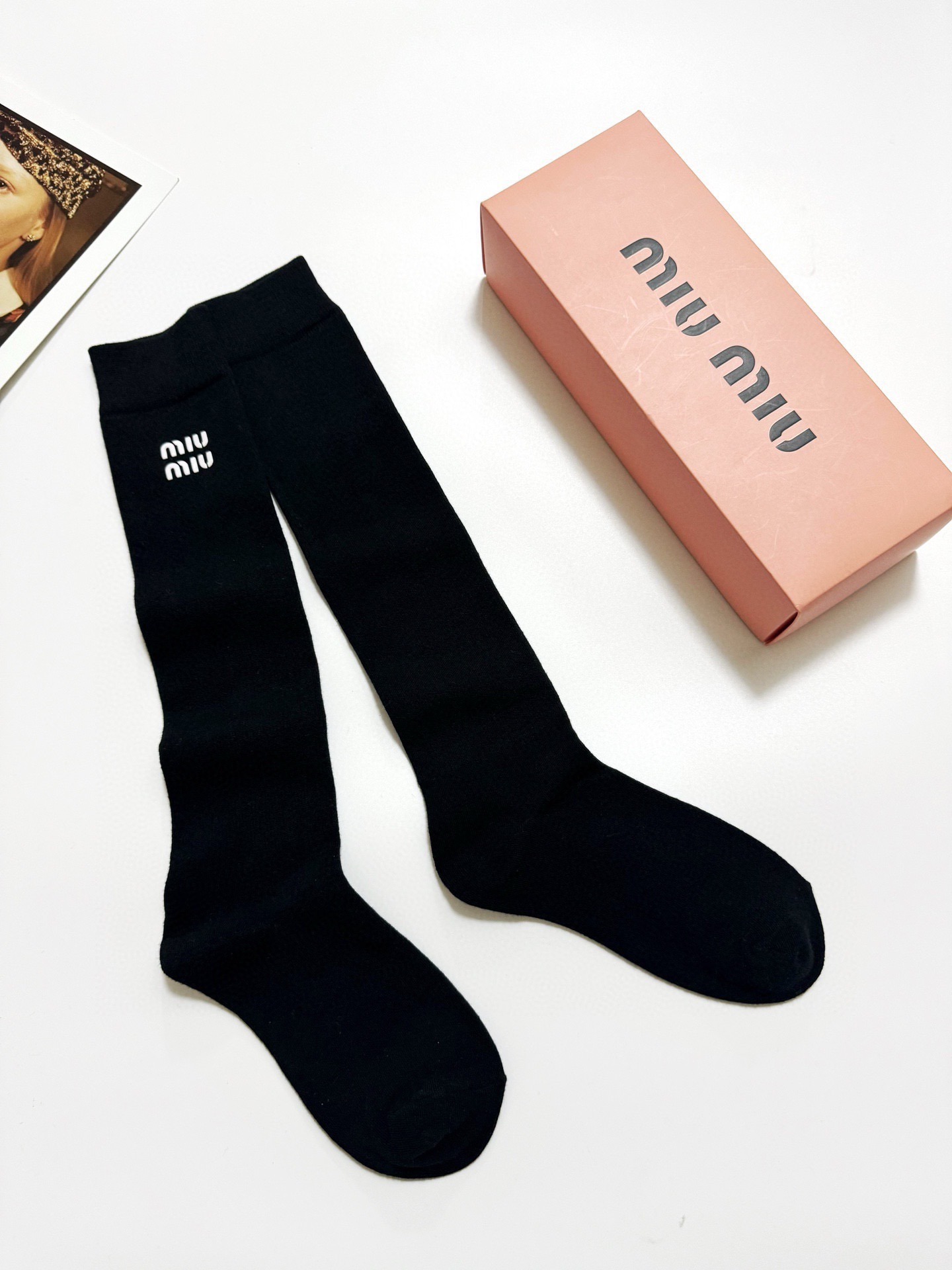 配包装🌟【一盒一 双】 🌟缪缪 miumiu 经典字母logo纯棉袜 小腿堆堆袜，ins超火爆红人同款，