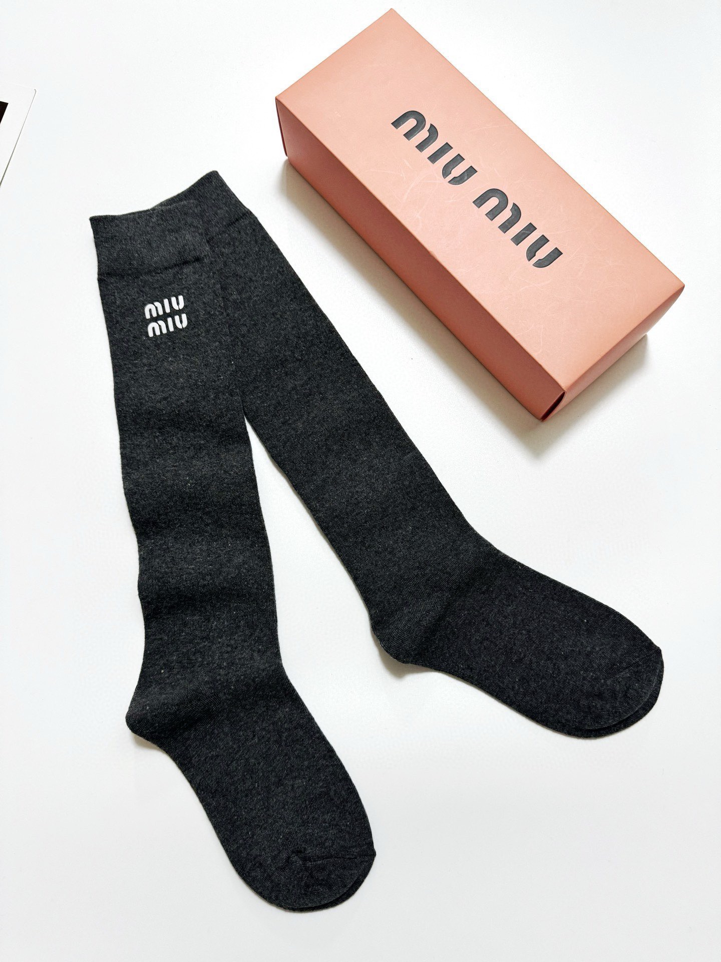 配包装🌟【一盒一 双】 🌟缪缪 miumiu 经典字母logo纯棉袜 小腿堆堆袜，ins超火爆红人同款，