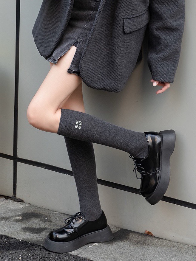 配包装🌟【一盒一 双】 🌟缪缪 miumiu 经典字母logo纯棉袜 小腿堆堆袜，ins超火爆红人同款，