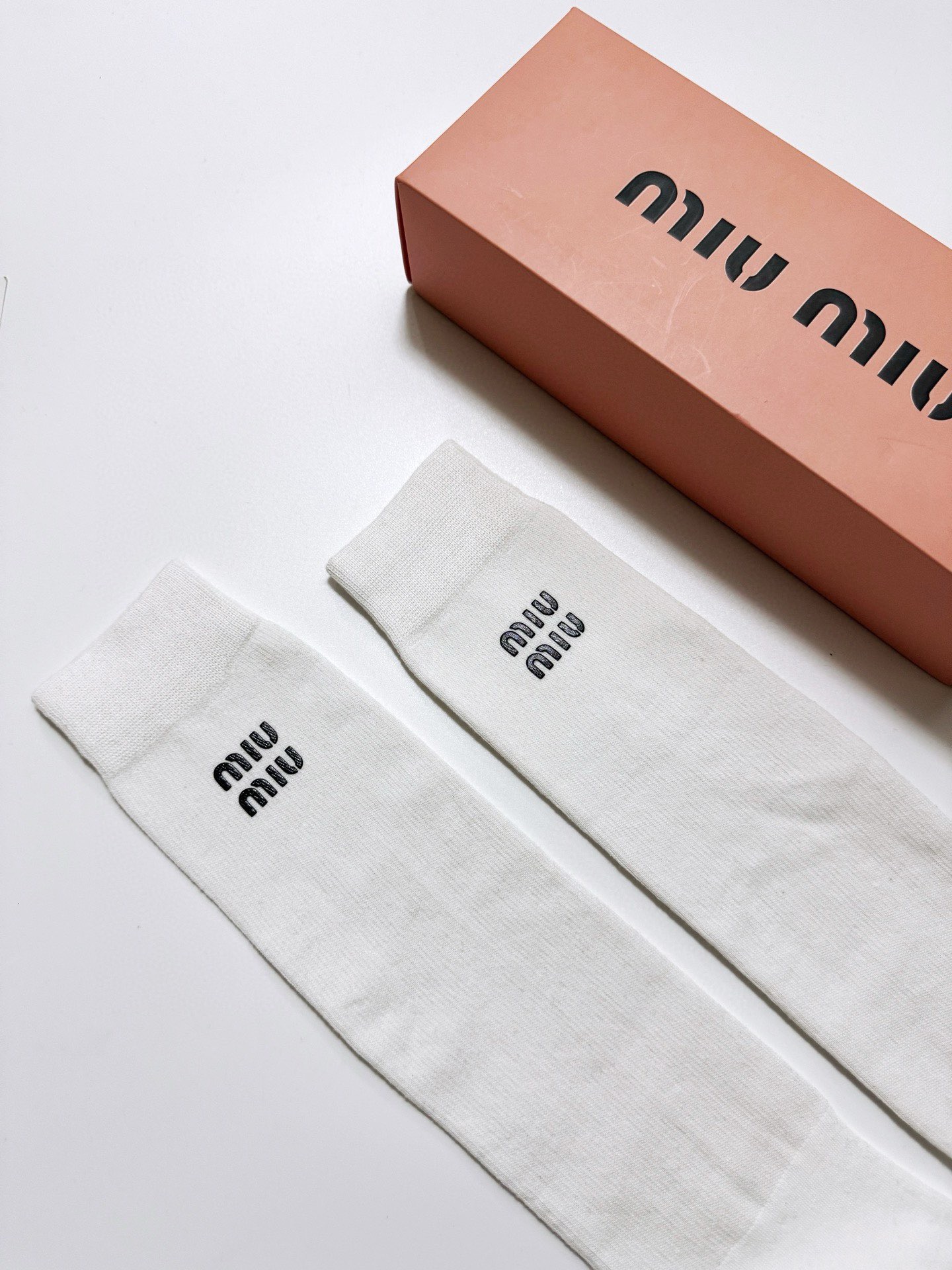 配包装🌟【一盒一 双】 🌟缪缪 miumiu 经典字母logo纯棉袜 小腿堆堆袜，ins超火爆红人同款，