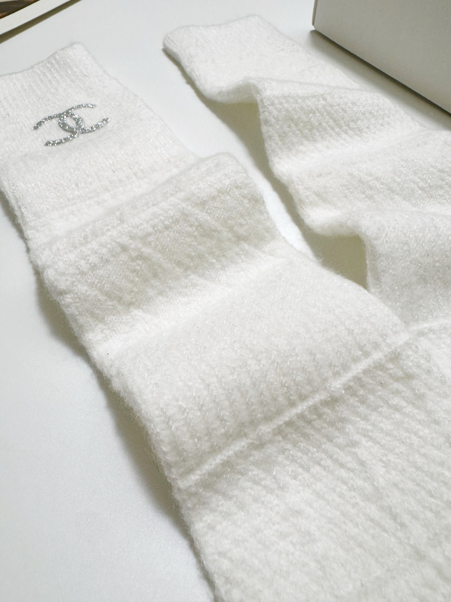 配包装🌟【一盒一双】🌟Chanel 香奈儿 经典字母 logo羊毛 混纺长筒袜 ！菱格暗纹小腿袜 超级软