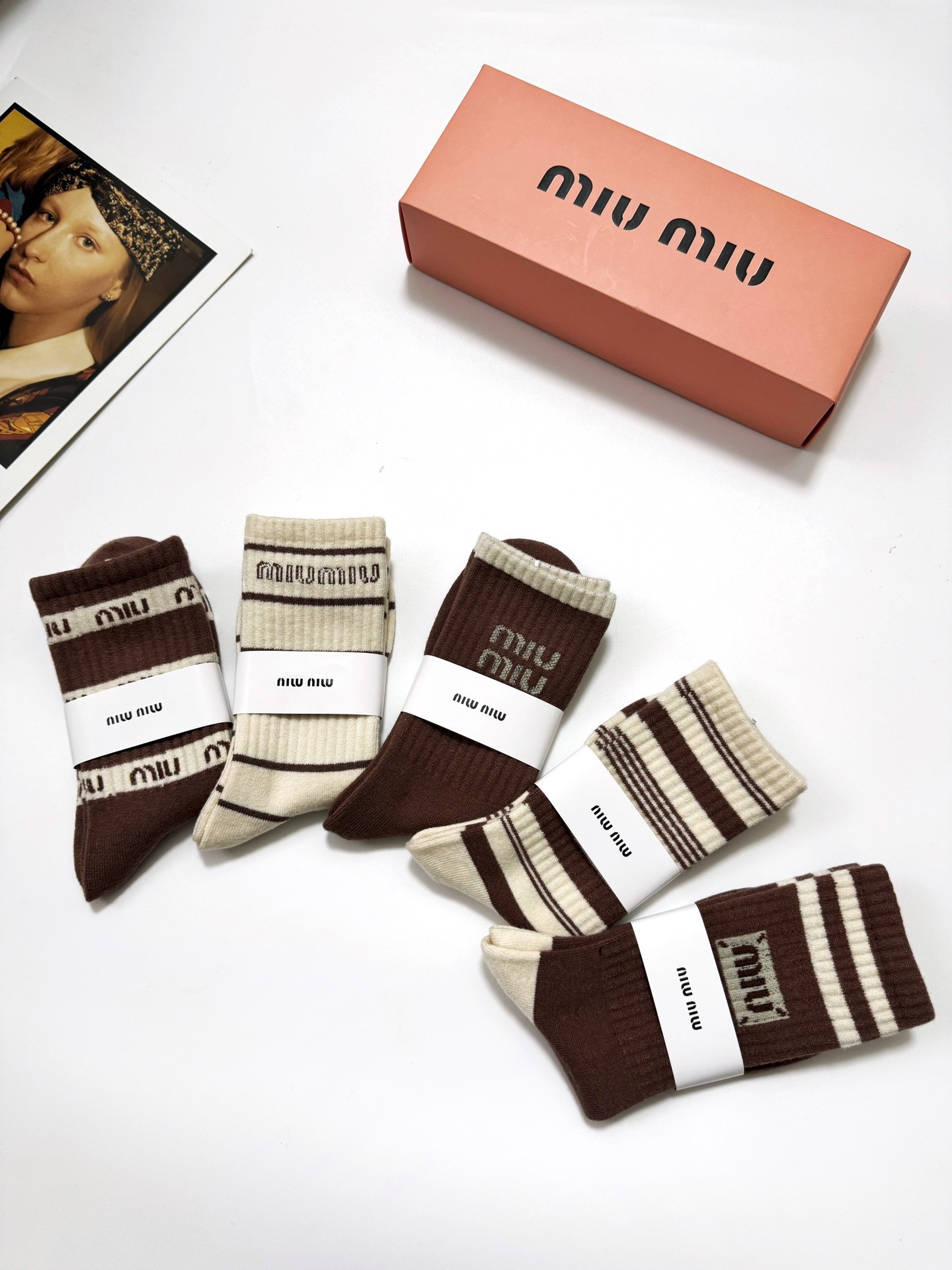 配包装🌟【一盒5 双】 🌟缪缪miumiu 经典字母 logo 羊绒混纺中筒袜 ，ins超火爆中筒袜，潮