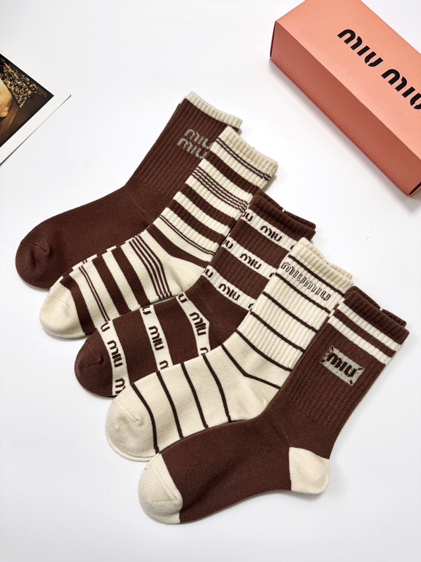 配包装🌟【一盒5 双】 🌟缪缪miumiu 经典字母 logo 羊绒混纺中筒袜 ，ins超火爆中筒袜，潮