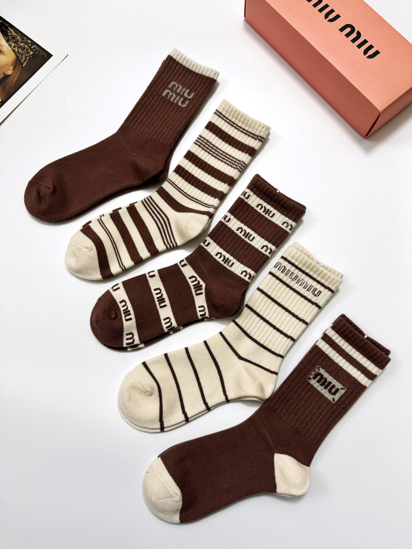 配包装🌟【一盒5 双】 🌟缪缪miumiu 经典字母 logo 羊绒混纺中筒袜 ，ins超火爆中筒袜，潮