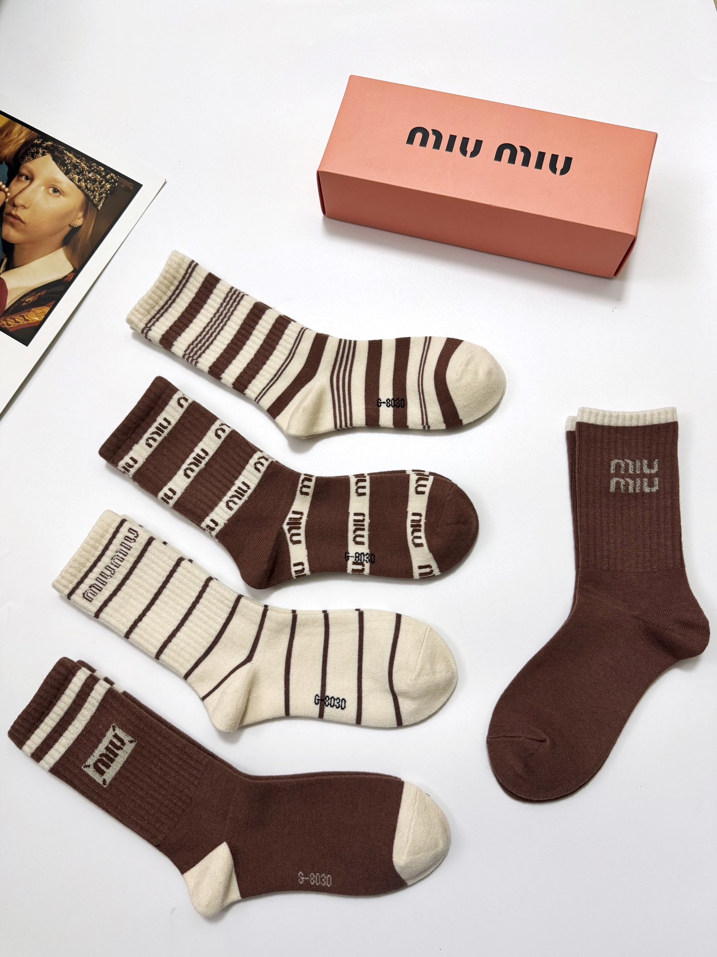 配包装🌟【一盒5 双】 🌟缪缪miumiu 经典字母 logo 羊绒混纺中筒袜 ，ins超火爆中筒袜，潮
